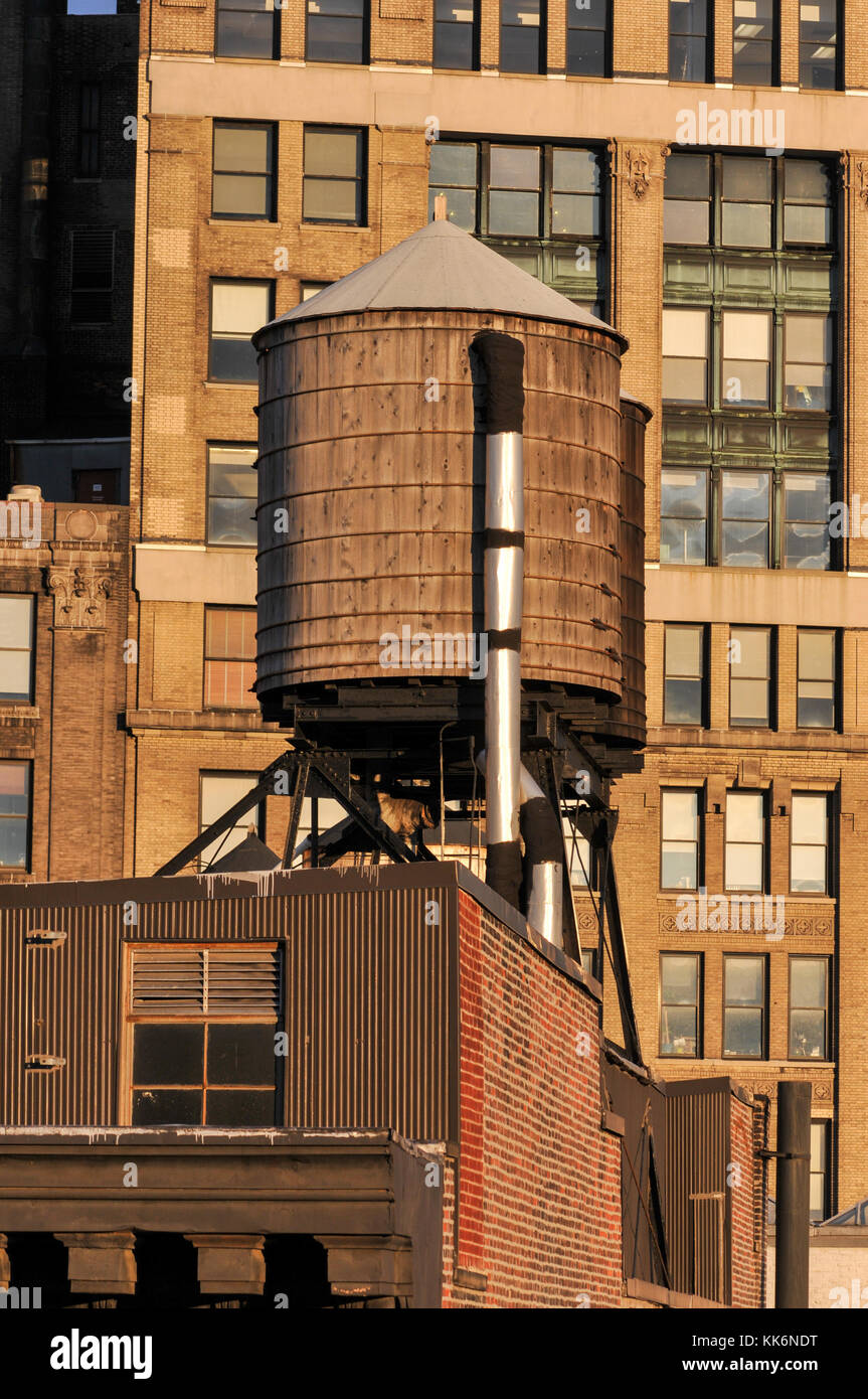 Depósito de agua de la azotea en la ciudad de Nueva York Fotografía de  stock - Alamy