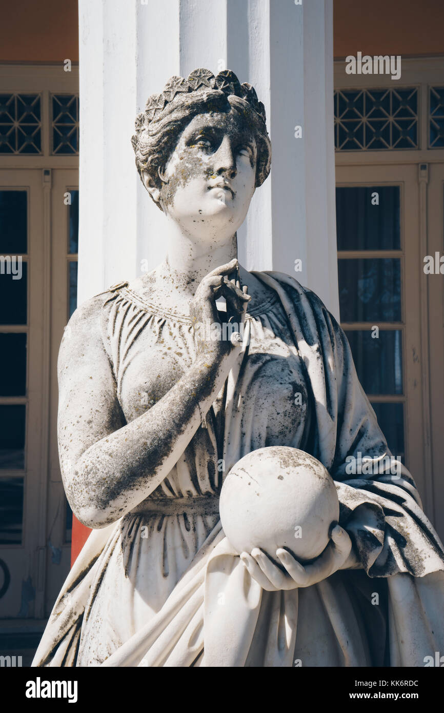 Estatua de Urania, la musa de la astronomía , en Achillion Palace, Corfú, Grecia Fotografía de