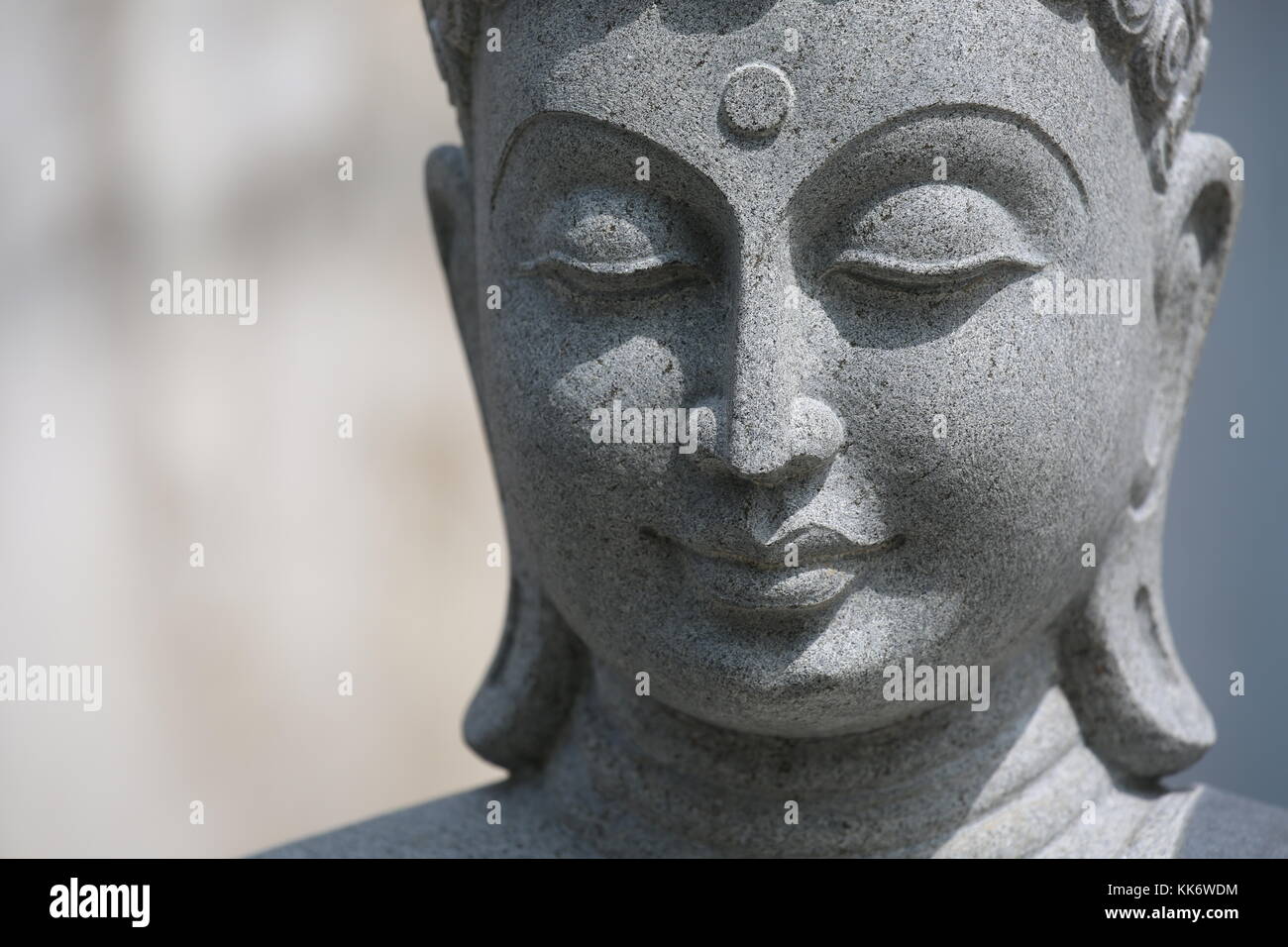 Buda Figur aus Stein - figurilla de Buda de piedra Foto de stock