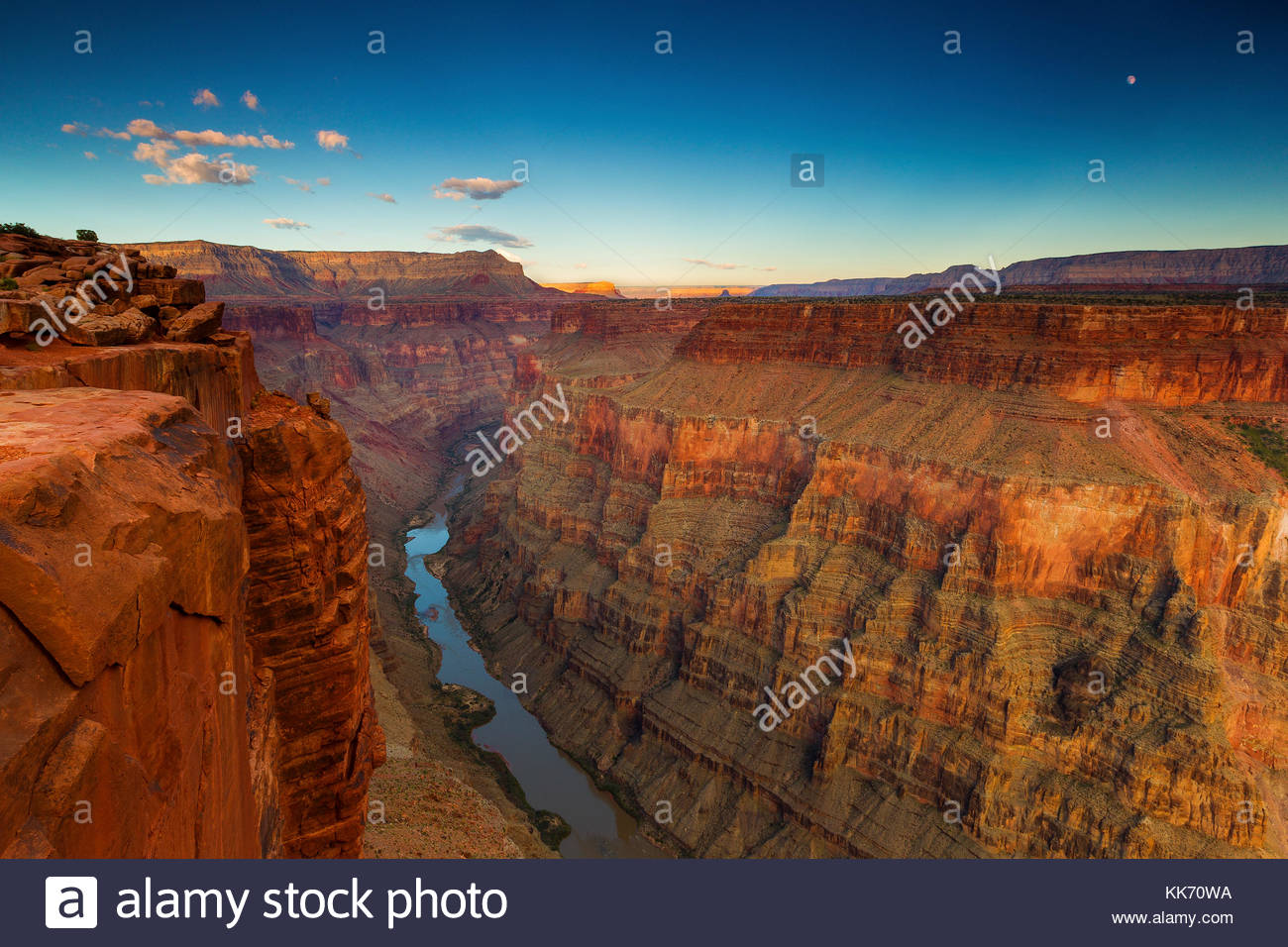 La luna llena se eleva sobre el Gran Cañón y el Río Colorado en esta vista desde el mirador Tuweep (también deletreado Toroweap) en Grand Canyon National Pa Foto de stock