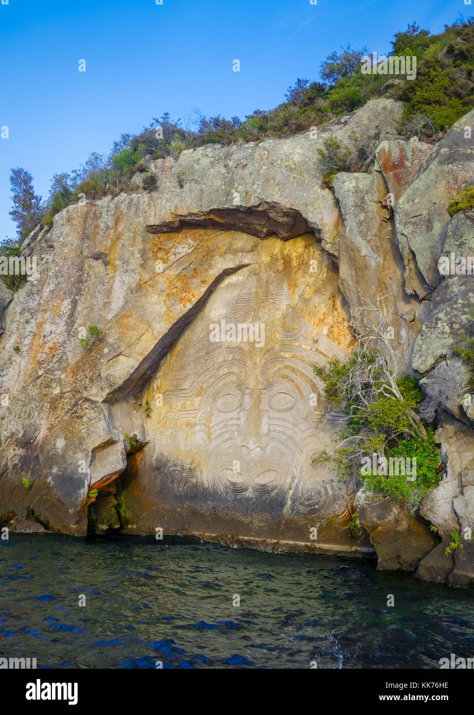 Las tallas de piedra tradicional maorí, el Lago Taupo, Nueva Zelandia Foto de stock