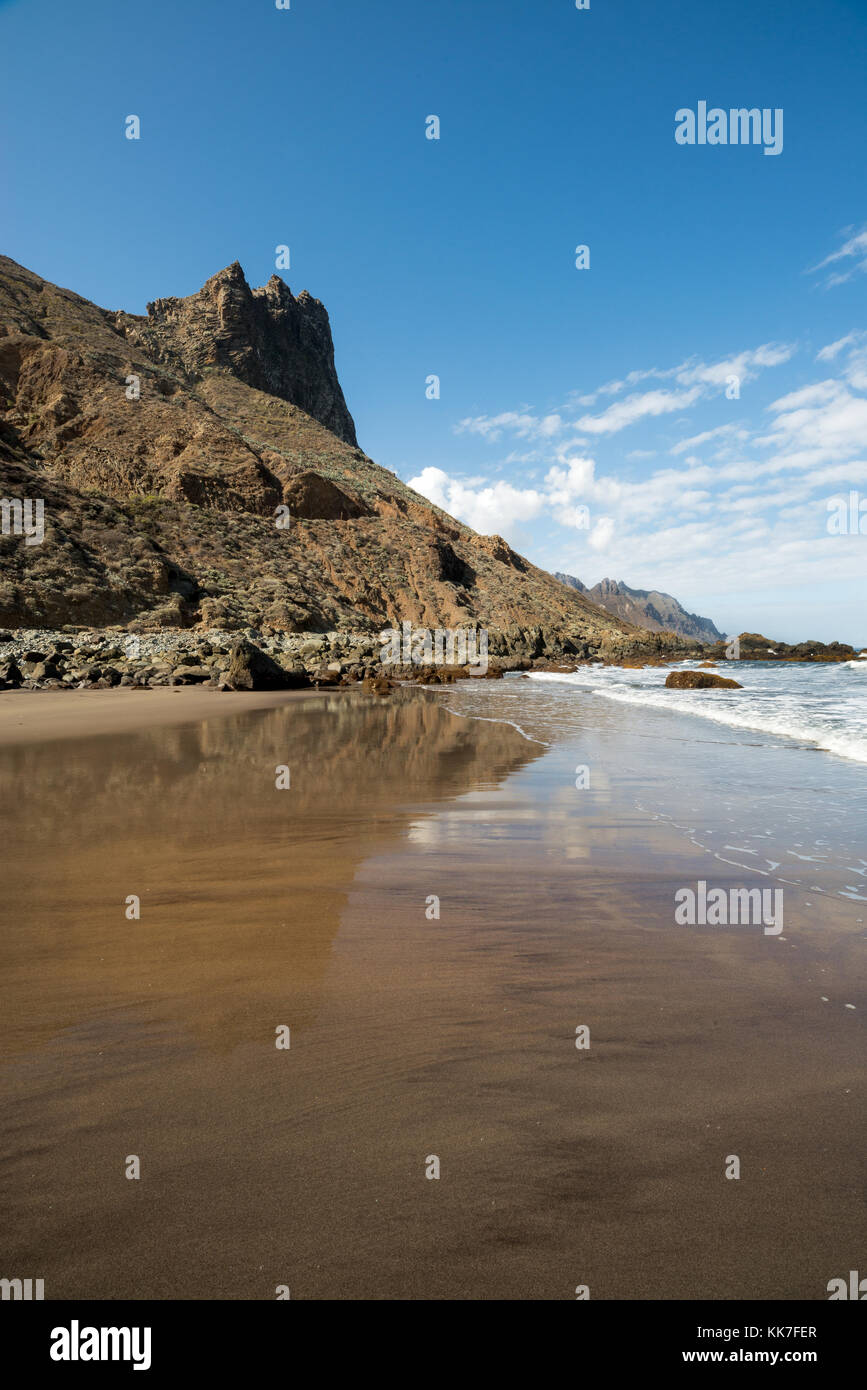La playa de Taganana reflejos en la arena en un día soleado en Tenerife España Foto de stock