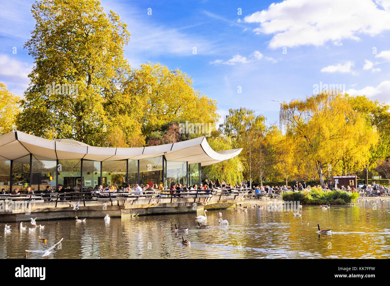 El Serpentine Bar & Kitchen (anteriormente Dell), Hyde Park, Londres, Inglaterra, Reino Unido. Foto de stock