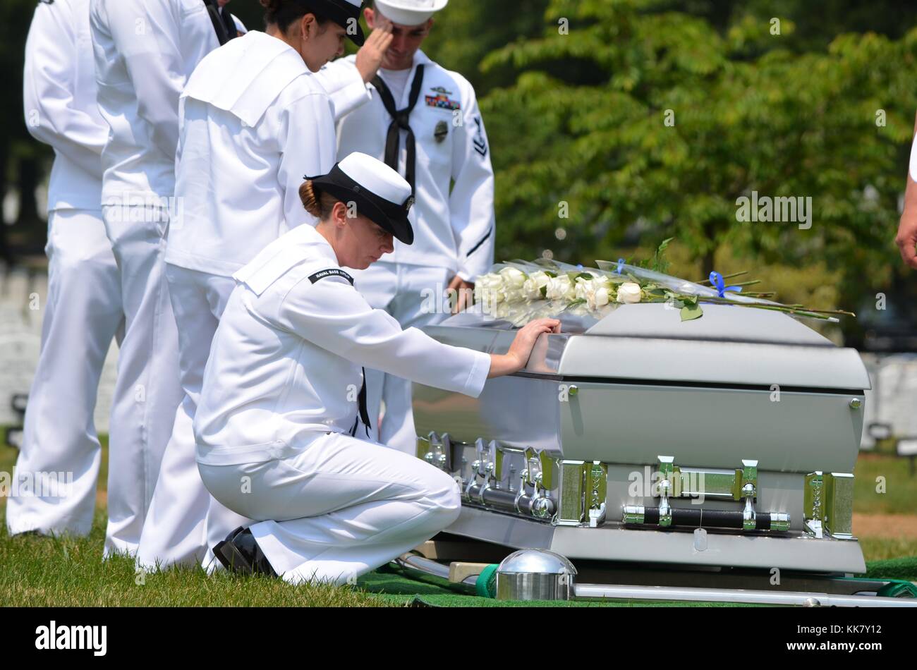Los marineros tomar un momento para decir adiós al Maestro en 2ª clase de armas sean Brazas durante su funeral en el Cementerio Nacional de Arlington, Arlington, Virginia, en 2012. Imagen cortesía de Ensign AMBER LYNN Daniel/US Navy. Foto de stock