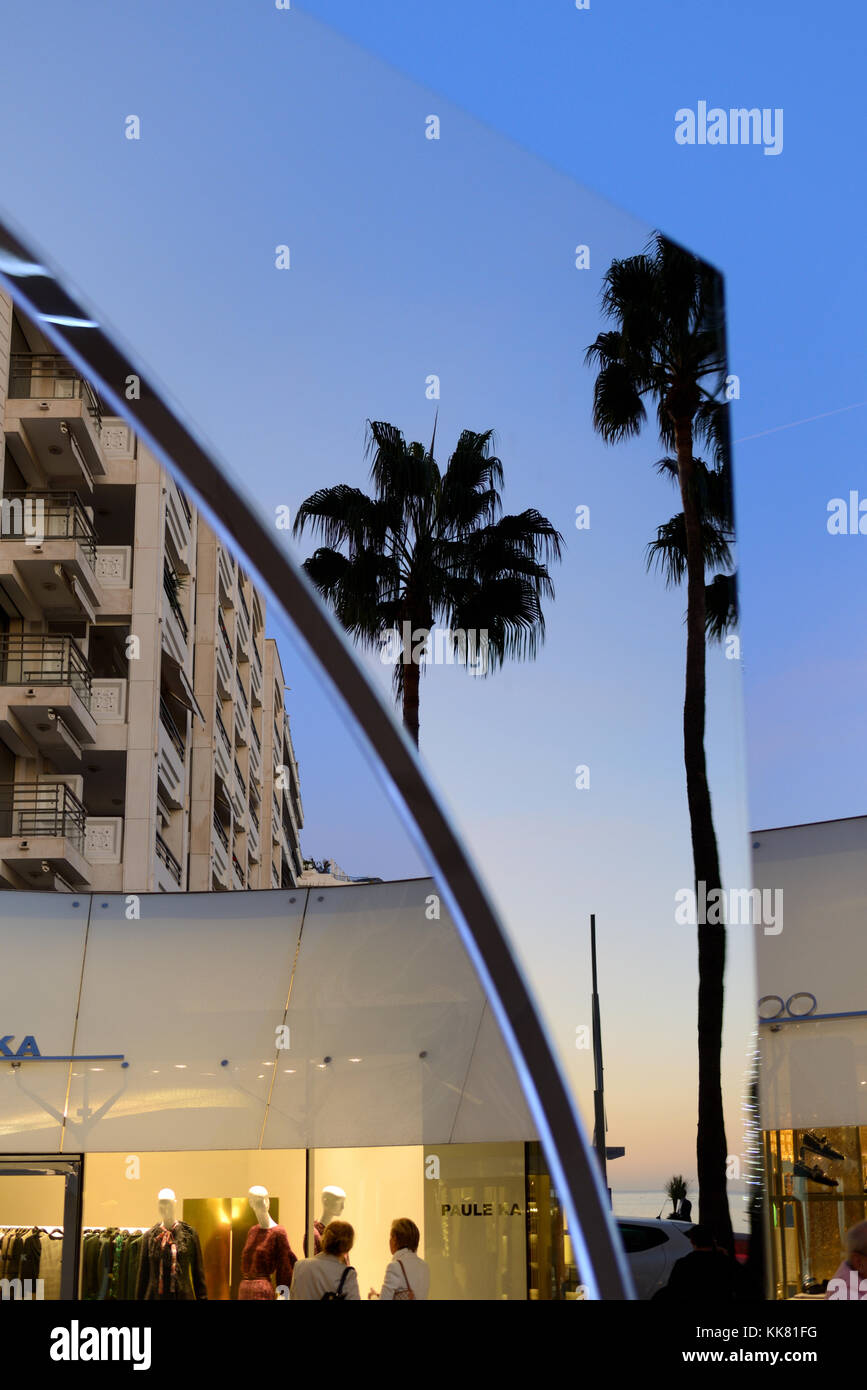 Reflexiones en el centro comercial de edificios y palmeras en el Boulevard de la Croisette, Cannes, Alpes-Maritimes, Riviera Francesa, Francia Foto de stock