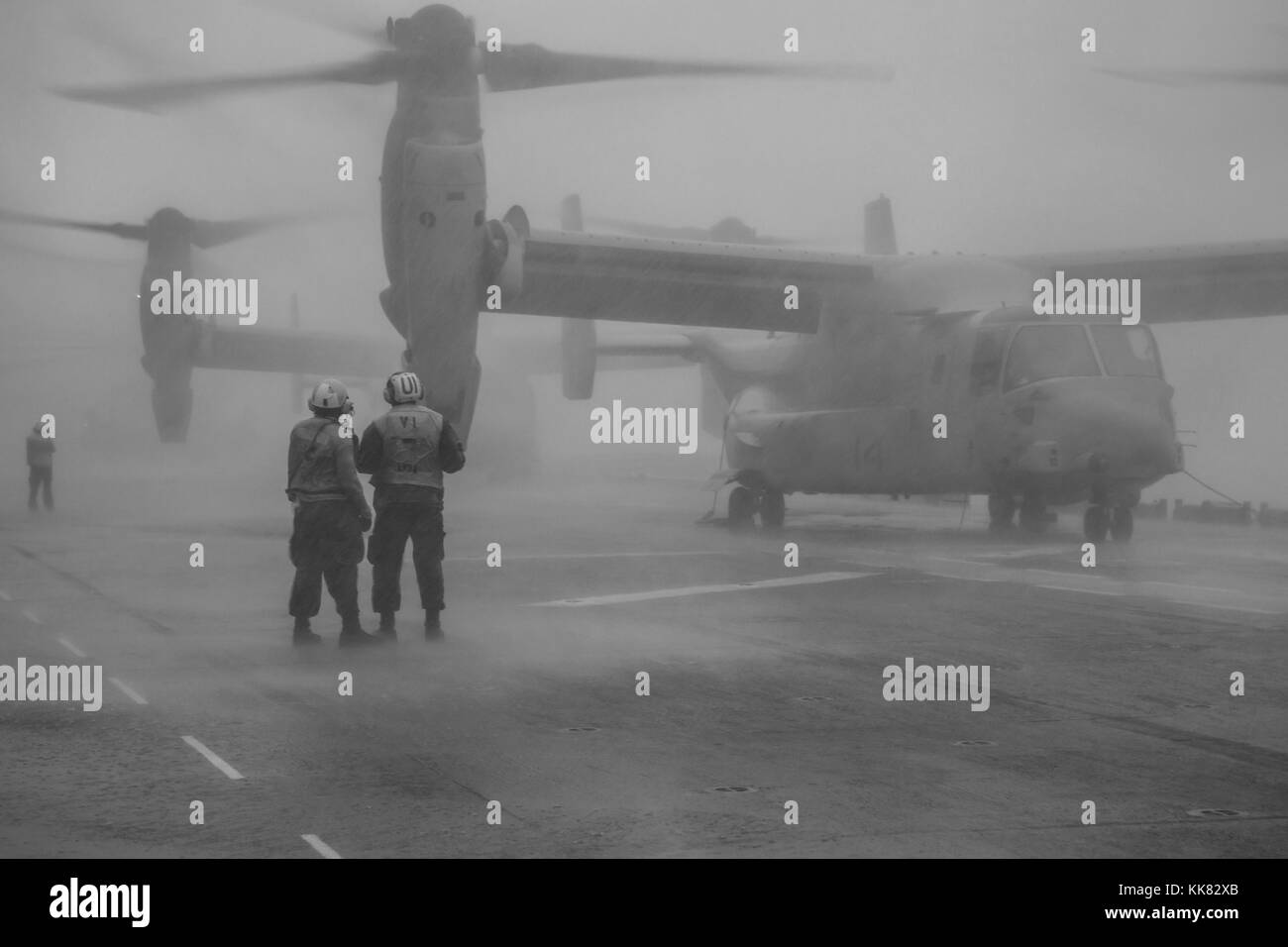 Los marineros se preparan para las operaciones de vuelo en la cubierta de vuelo del buque de asalto anfibio USS Kearsarge LHD 3, Océano Atlántico. Imagen cortesía de 2ª clase de especialista en comunicación de masas Hunter S. Harwell/US Navy, 2015. Foto de stock