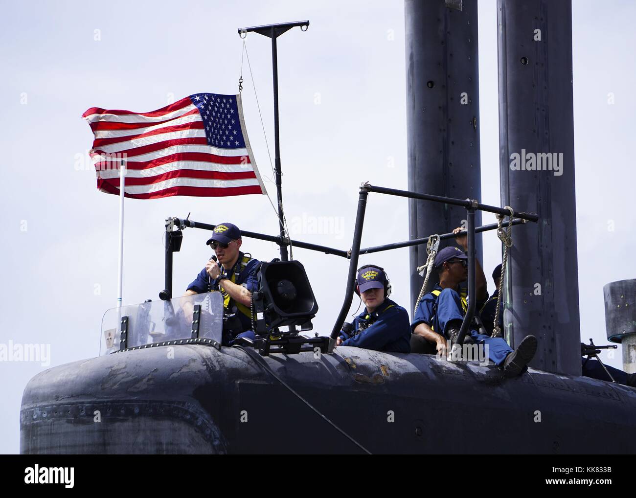 Los marineros asignados a la clase Los Angeles submarinos de ataque SSN 706 USS Albuquerque stand ver como el barco sale Diego García. Imagen cortesía de Jefe Técnico de Control de fuego Jeremy Bruto/US Navy, 2015. Foto de stock