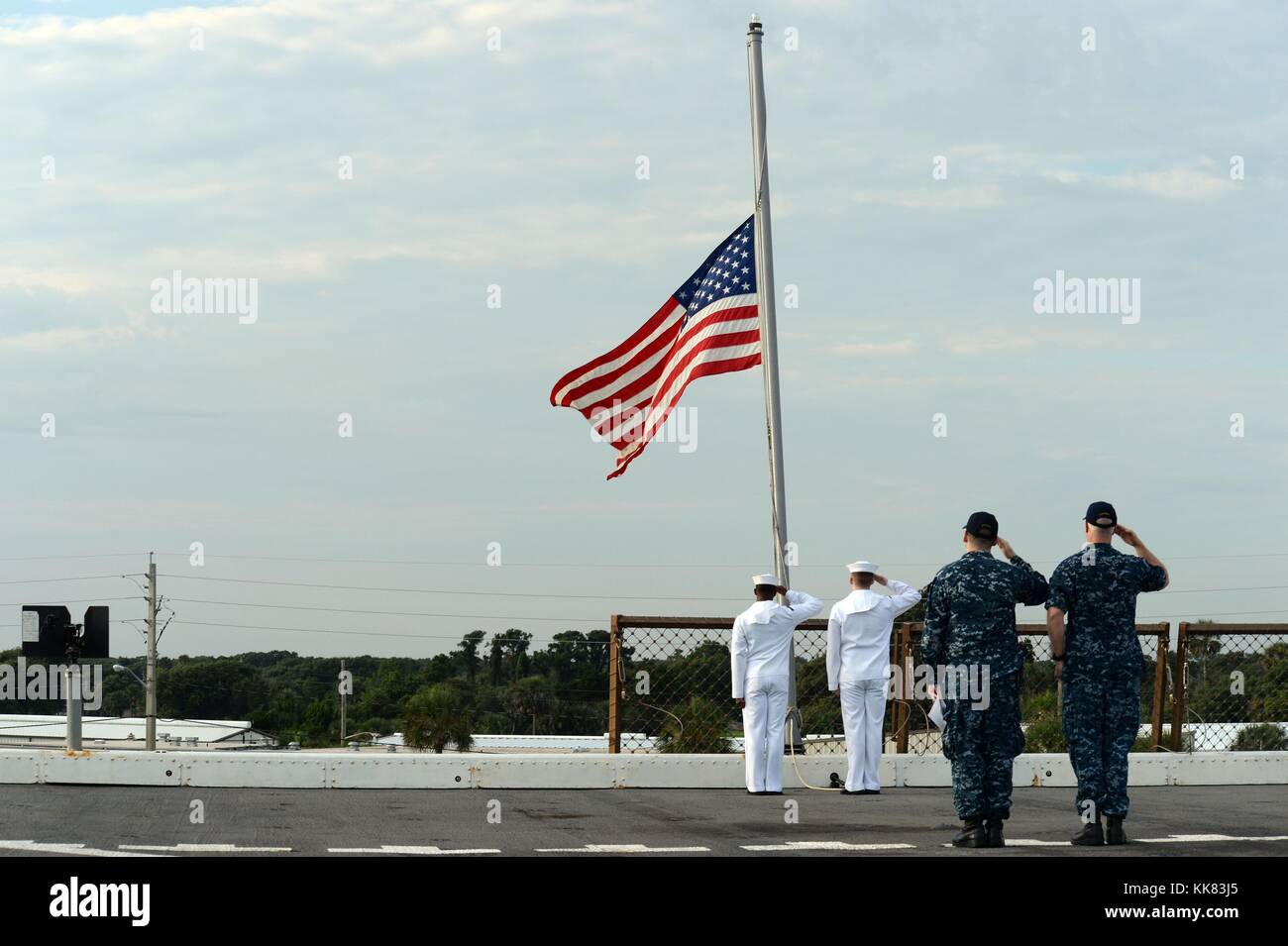 Los marineros observar mañana colores a bordo del buque de transporte anfibio dock USS New York, Mayport, Florida. Imagen cortesía de especialista en comunicación de masas de primera clase John S. Smolinski/US Navy, 2015. Foto de stock