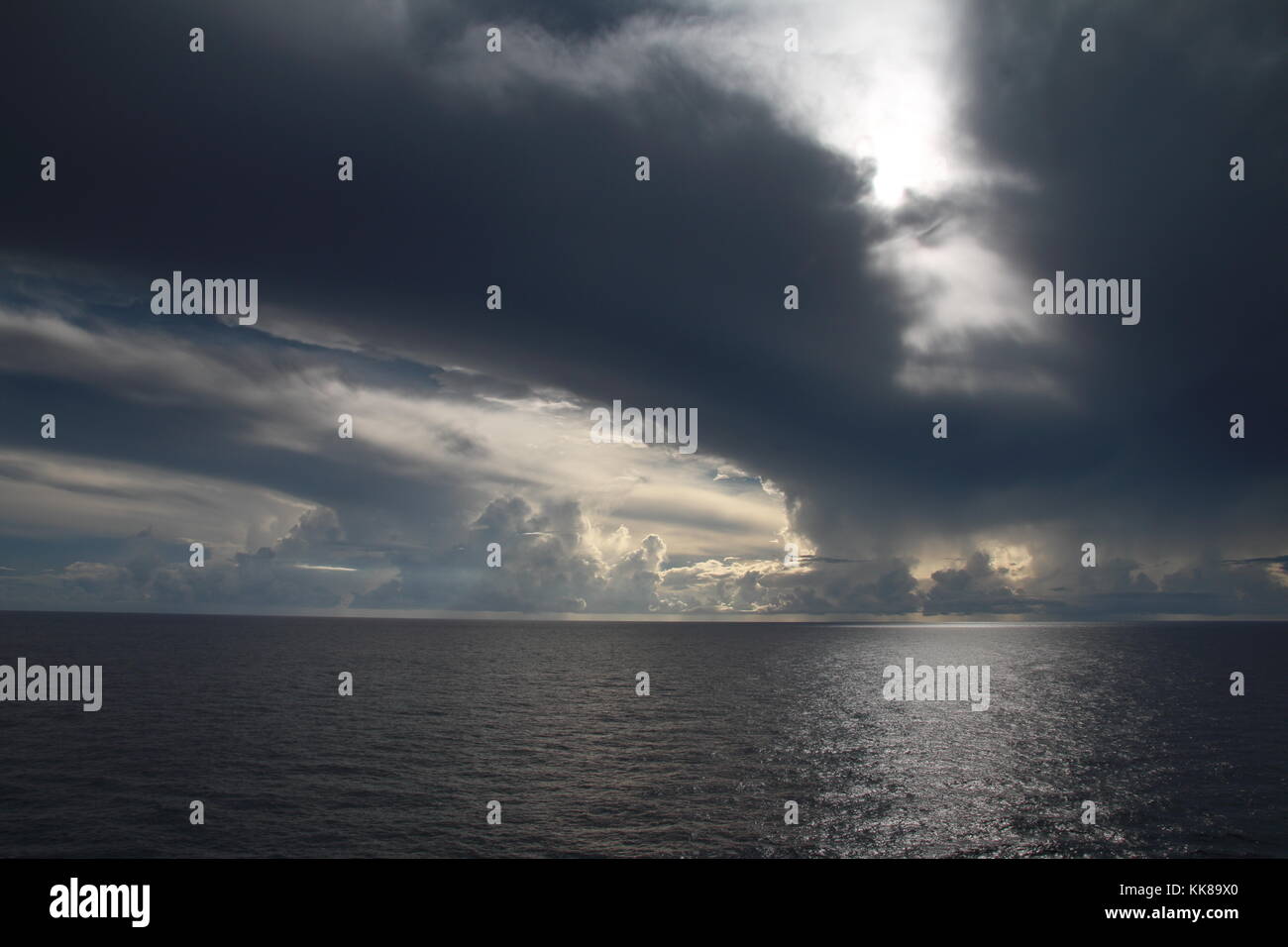 Grandes nubarrones sobre el Golfo de Gdańsk Foto de stock
