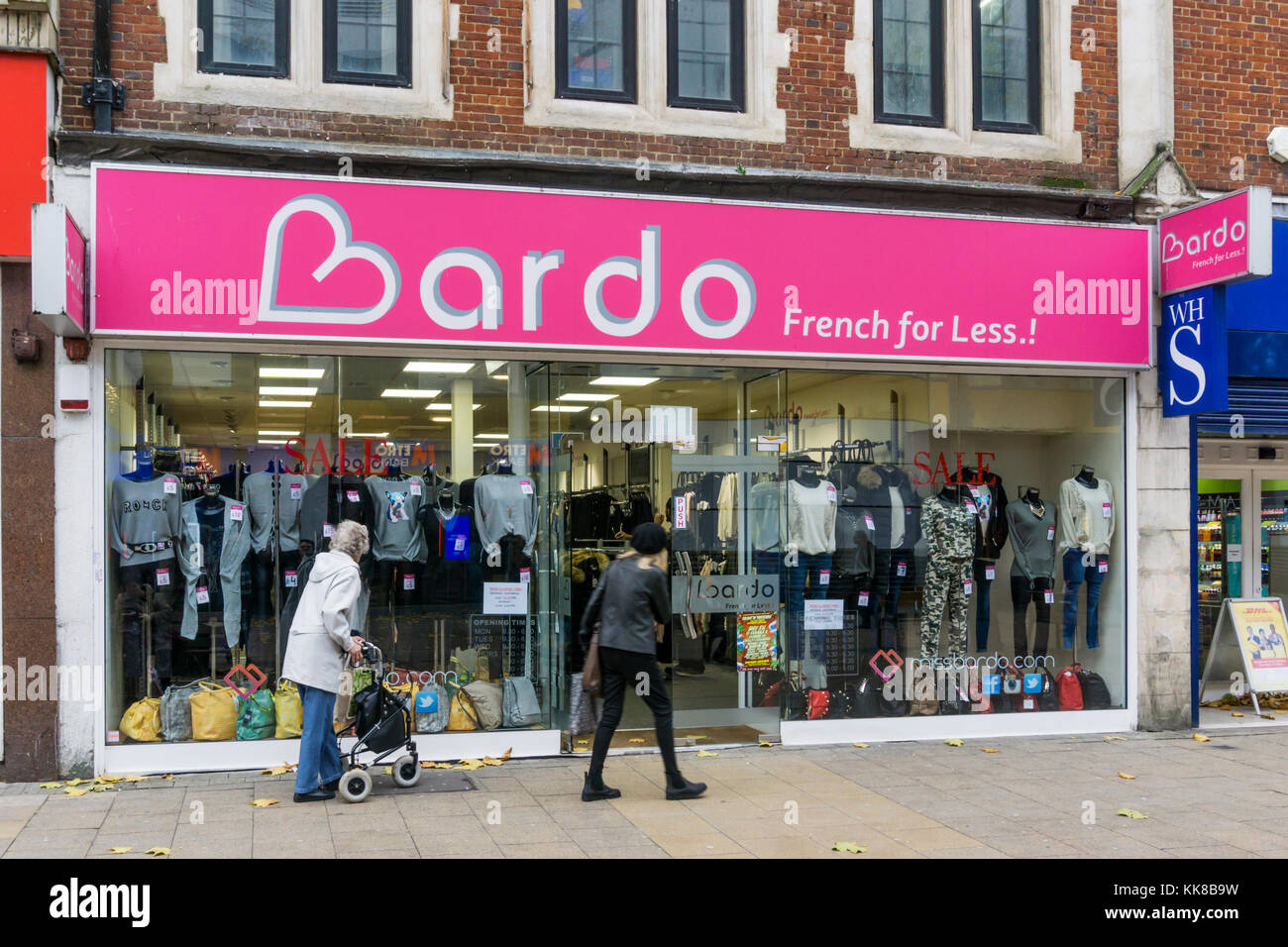 El Bardo tienda de ropa de mujer en Croydon anuncia francés para menos.! Foto de stock