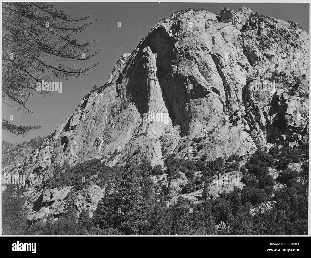 Fotografía en blanco y negro de afloramiento de roca, subtitulado 'North Dome, Kings River Canyon (propuesto como un parque nacional)", de Ansel Adams, desde fotografías de Parques y Monumentos Nacionales, California, Estados Unidos, 1936. Foto de stock