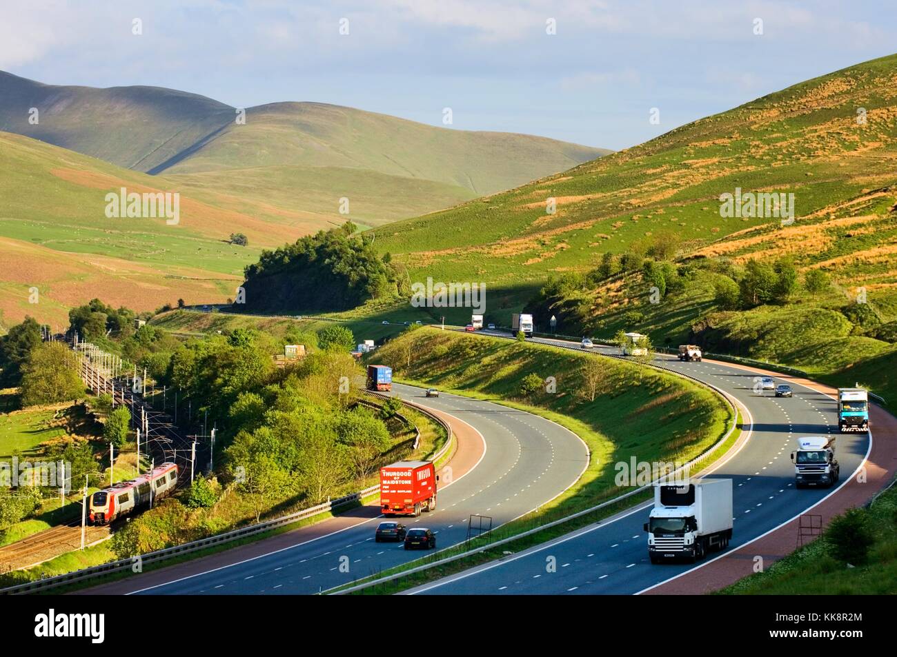 Autopista M6 pasando a través de Cumbria East Hills, el howgill fells, 2 millas al sur de tebay en el noroeste de Inglaterra. Mirando hacia el sur. Foto de stock