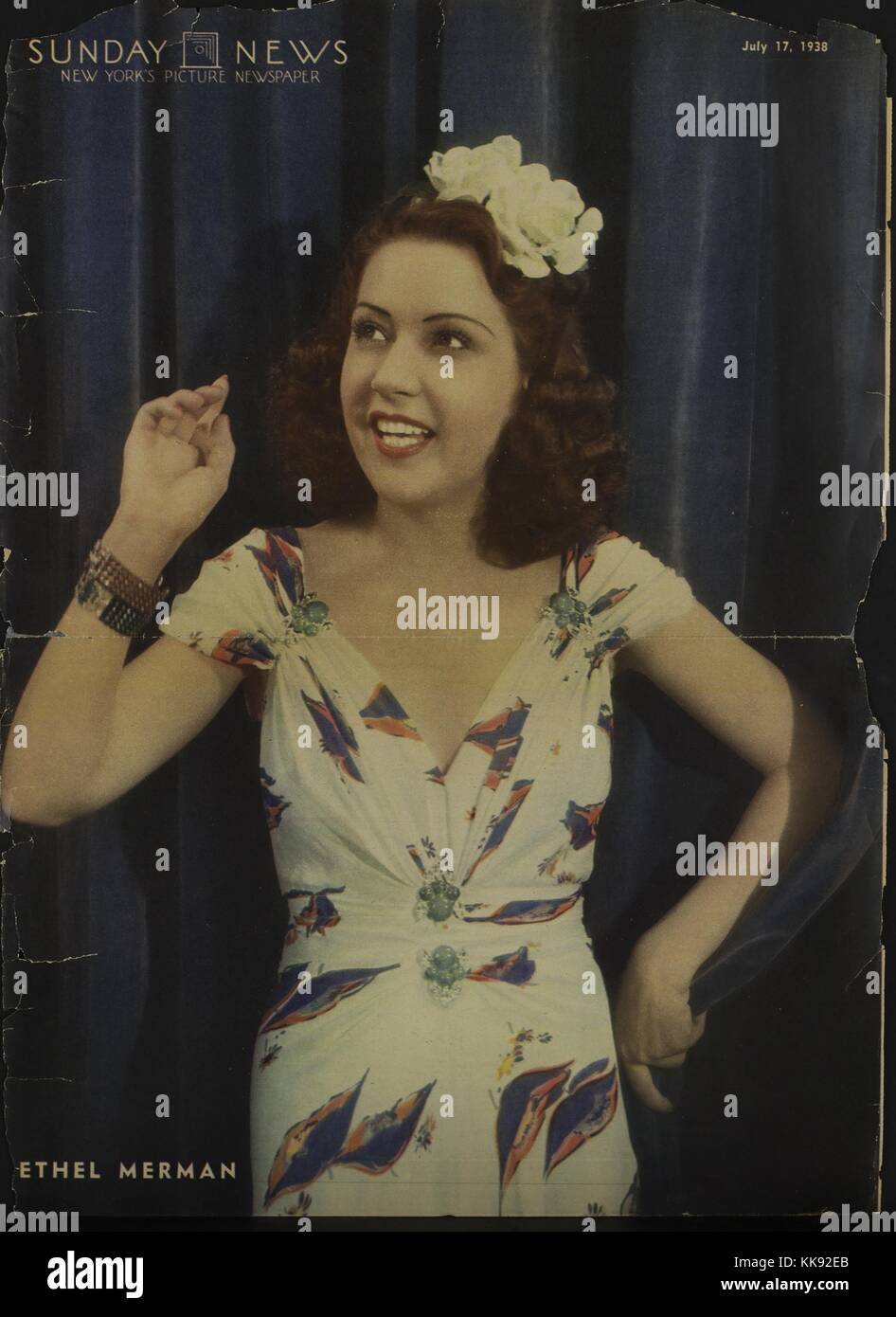 Ethel Merman, actriz y cantante estadounidense, conocida principalmente por su voz y papeles en teatro musical, vistiendo un vestido blanco con morado motivo floral, sobre la tapa del New York Sunday News, 1938. Desde la Biblioteca Pública de Nueva York. Foto de stock