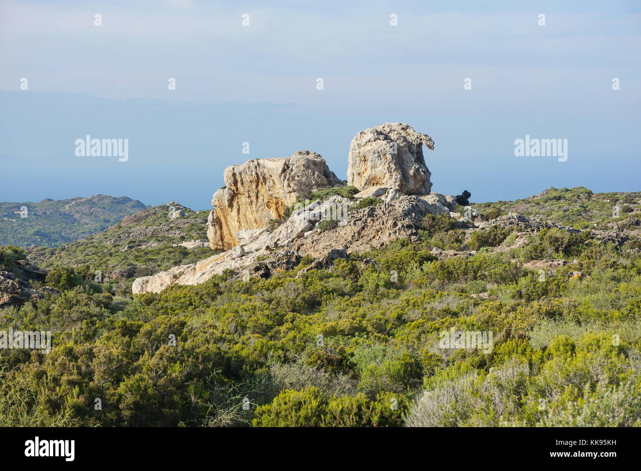 Paisaje salvaje con formación rocosa natural en el parque natural del Cap de Creus, España, Costa Brava, Girona, Cataluña, el Mediterráneo Foto de stock