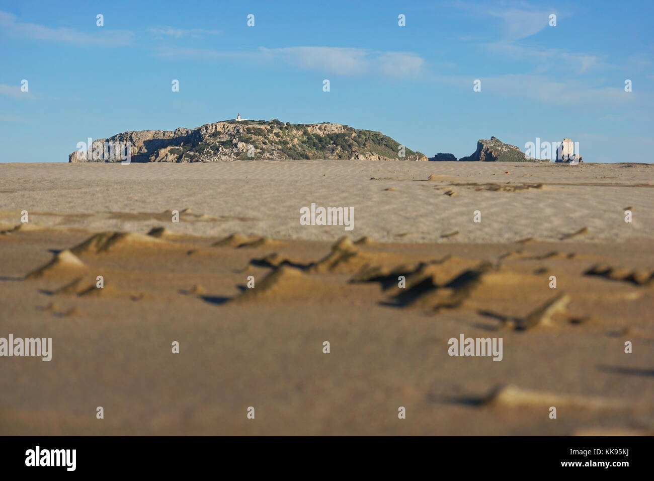 La reserva marina de las islas Medes en el horizonte visto desde un suelo de arena en la playa de l'Estartit, Costa Brava, Cataluña, España, el Mediterráneo Foto de stock