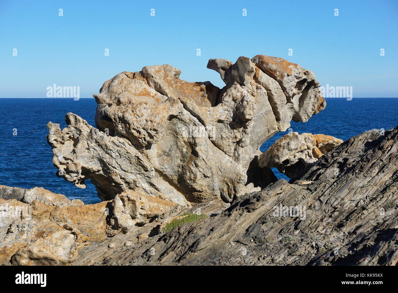 Formación rocosa natural a la orilla del mar, el parque natural del Cap de Creus, España, Costa Brava, Cataluña, Girona, Mar Mediterráneo Foto de stock