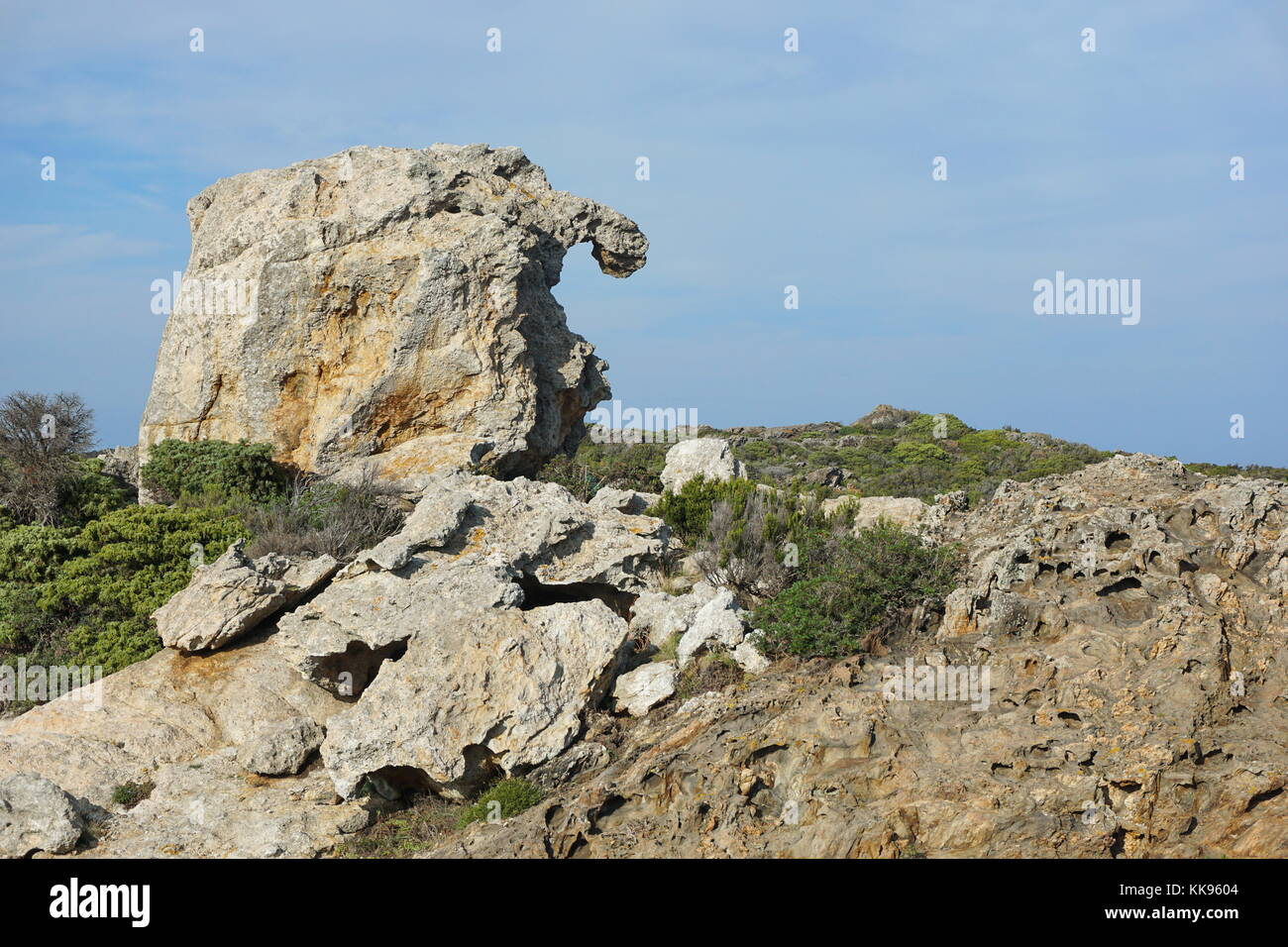 Extraña formación rocosa natural en el parque natural del Cap de Creus, España, Costa Brava, Girona, Cataluña, el Mediterráneo Foto de stock