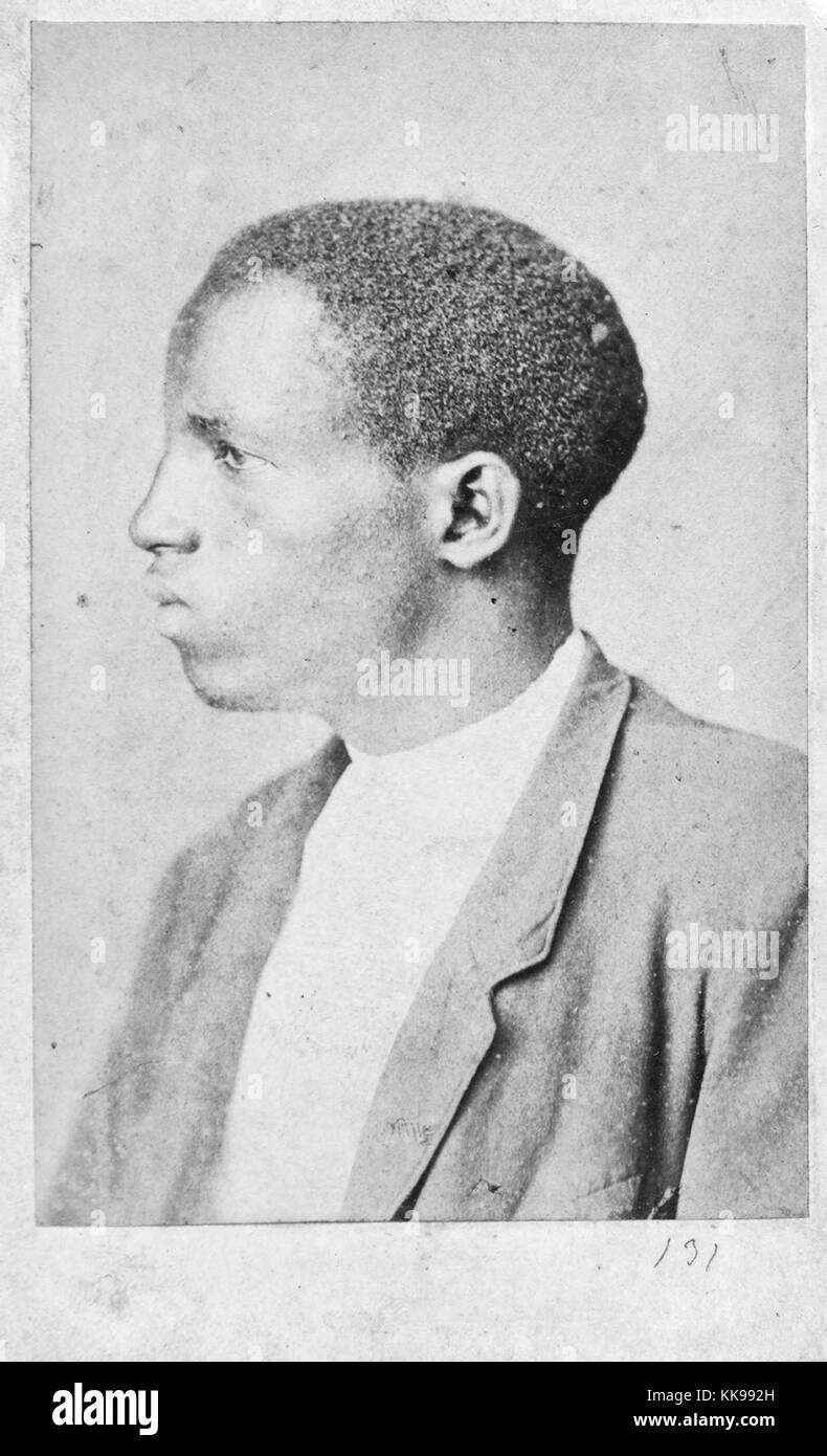 Un perfil fotográfico retrato de un hombre no identificado, su cabello es corta y viste una chaqueta de color claro y camisa blanca, 1870. Desde la Biblioteca Pública de Nueva York. Foto de stock