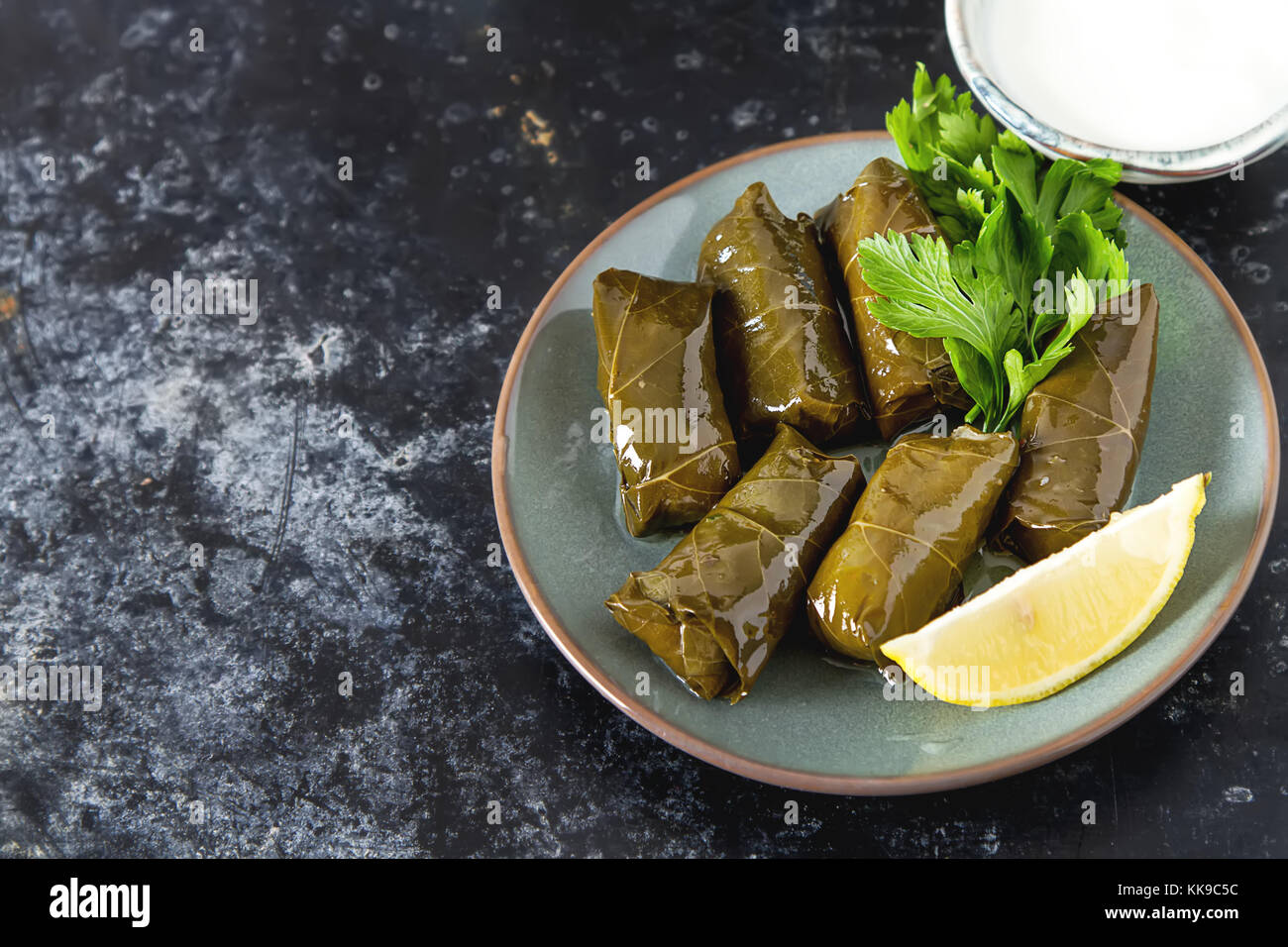 Deliciosas las hojas de parra rellenas con arroz y carne con crema