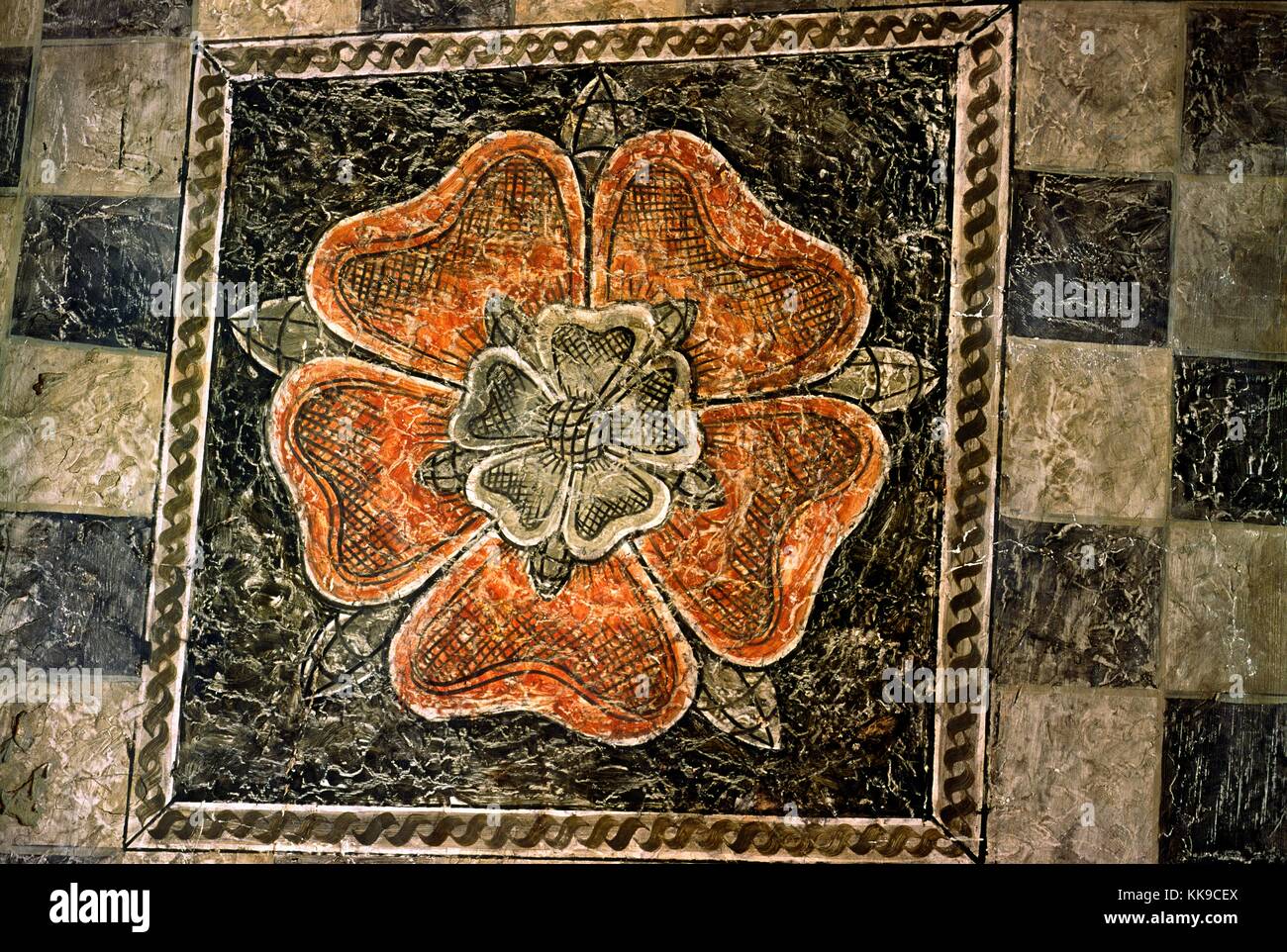 Haddon Hall casa solariega medieval, Derbyshire, Inglaterra. período tudor Tudor Rose motif pintado en el techo del comedor. Foto de stock