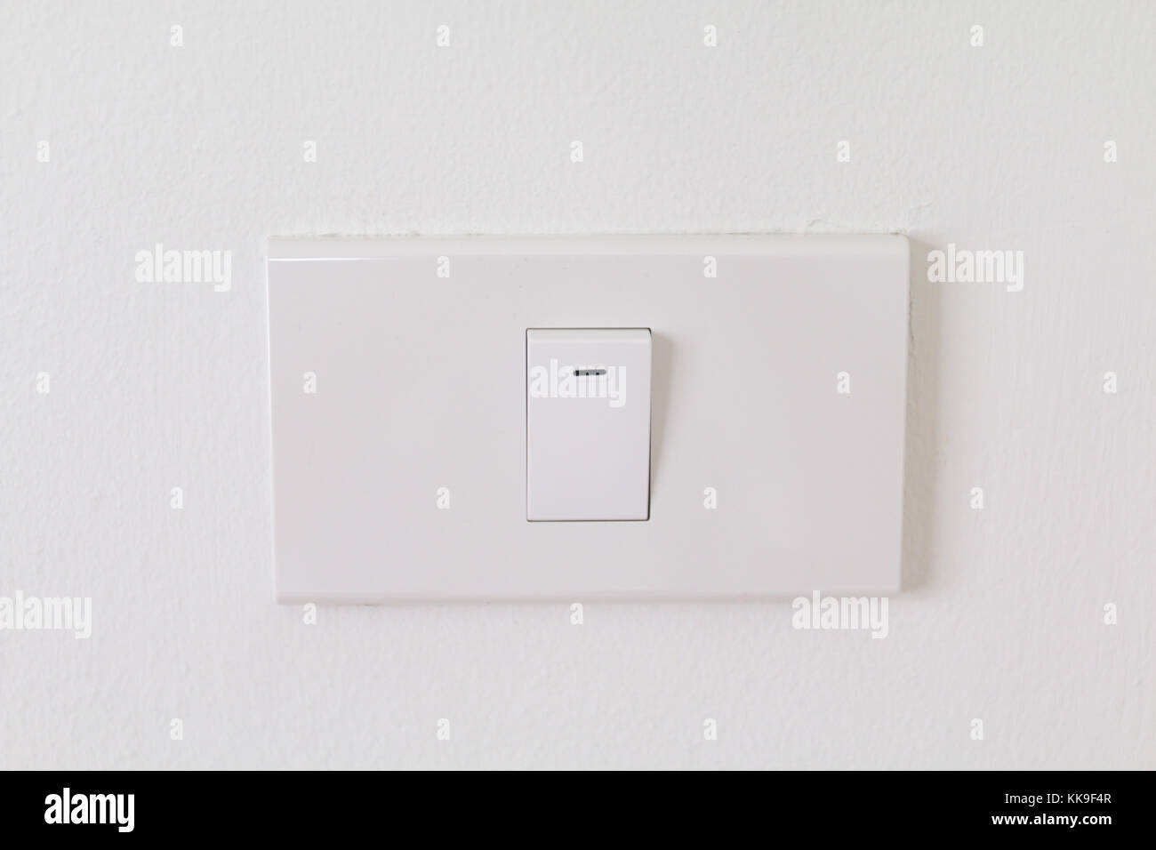 Interruptor de luz gris en la pared de hormigón. 2778561 Foto de