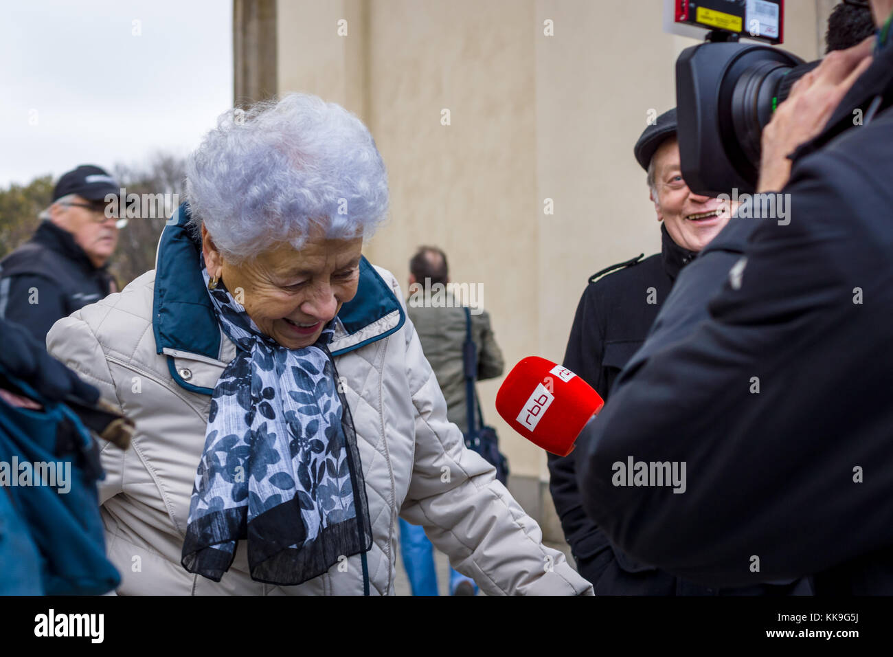 Berlín - Noviembre 12, 2017: el corresponsal de la compañía de radiodifusión alemana rbb (Berlín-Brandenburgo broadcasting) entrevistas a una anciana. Foto de stock
