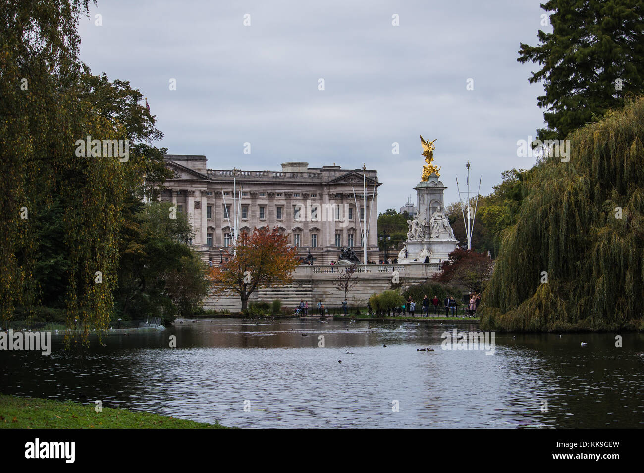 Buckingham Palace vista desde St. James Park en Londres Foto de stock