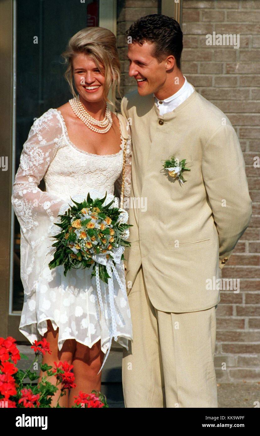 Michael Schumacher y su esposa corinna felizmente después de la ceremonia  de boda en 6.10 p.m. el secreto matrimonio civil debía llevarse a cabo en  la mañana y fue reprogramada para la