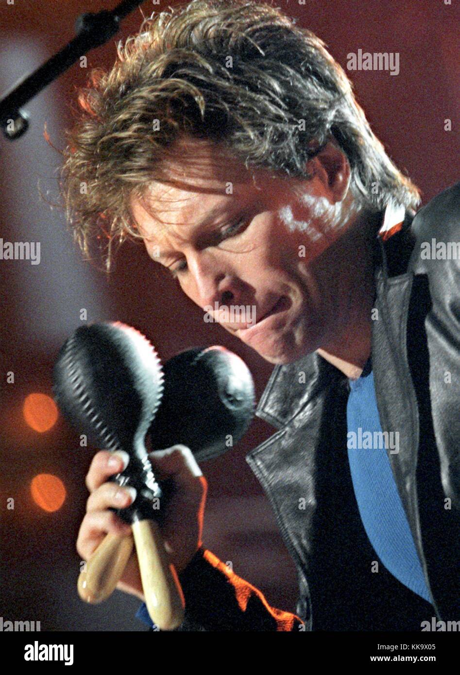 La estrella de rock estadounidense Jon Bon Jovi comenzó su gira en  solitario germanyin el Civic Hall de Bremen, cantando clásicos éxitos y  temas de su más reciente CD 'Destination anywhere', fotografiado