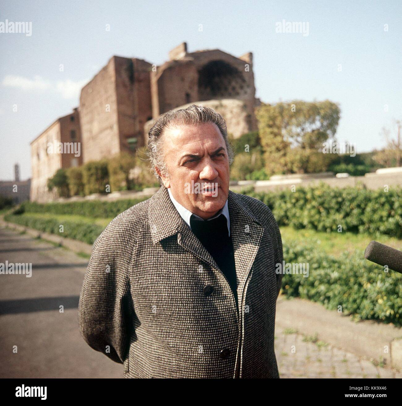 El director de cine italiano Federico Fellini en Roma, retratada en 1972. Uso | en todo el mundo Foto de stock