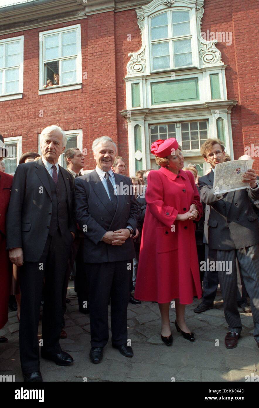 Beatriz, Reina de los Países Bajos, recibe explicaciones detalladas de Theodor lessing, el director responsable, sobre planes de restauración para el barrio holandés, fotografiado el 25 de abril de 1991, en Potsdam. Uso | en todo el mundo Foto de stock