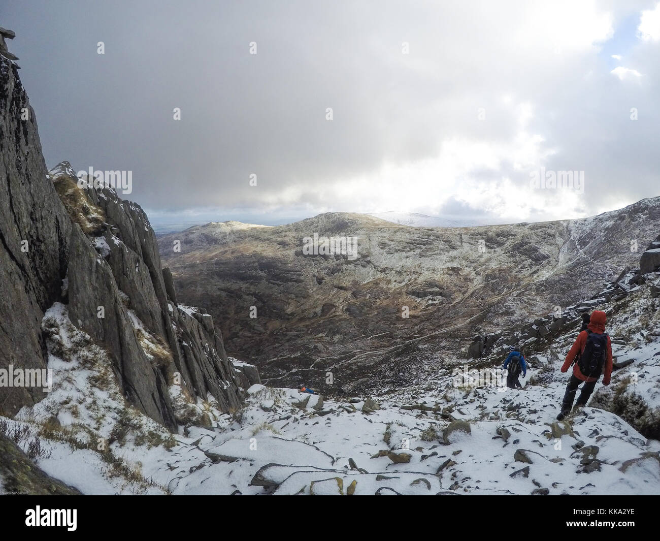 Caminar en el paisaje invernal, Tryfan, Valle de Ogwen, Snowdonia, Gales, Reino Unido Foto de stock