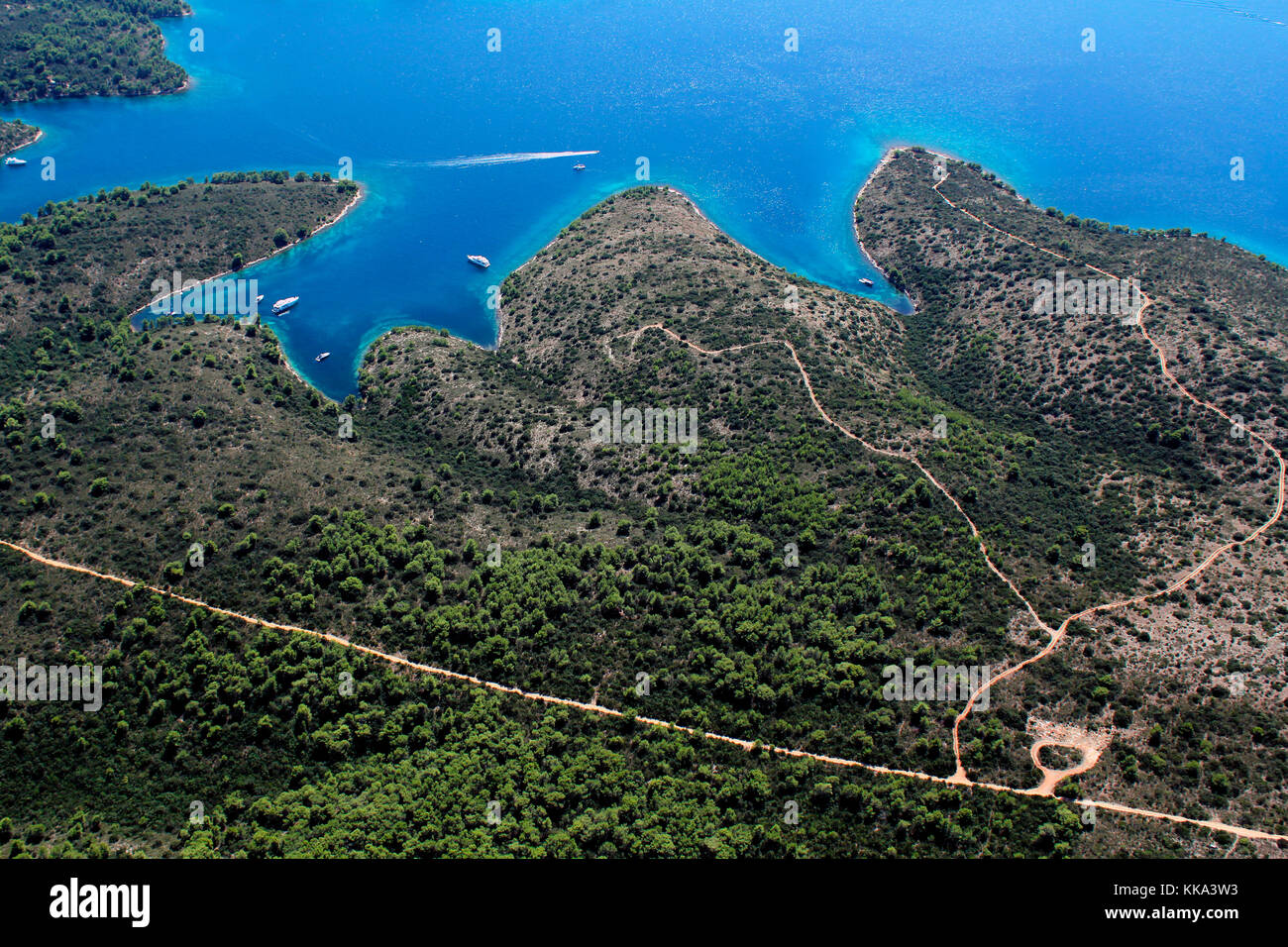 Tomada desde el aire, algunas bahías en la isla de Hvar en el mar Adriático, la más larga y la más soleada de la isla croata y una de las más bellas islas en el world Foto de stock