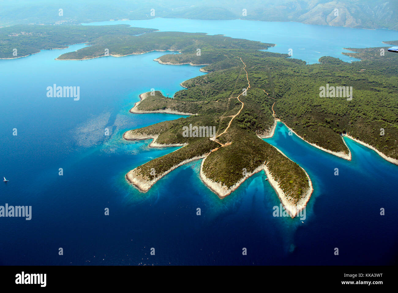 Tomada desde el aire, lado noroeste de la isla de Hvar en el mar Adriático, la más larga y la más soleada de la isla croata y una de las más bellas islas en t Foto de stock