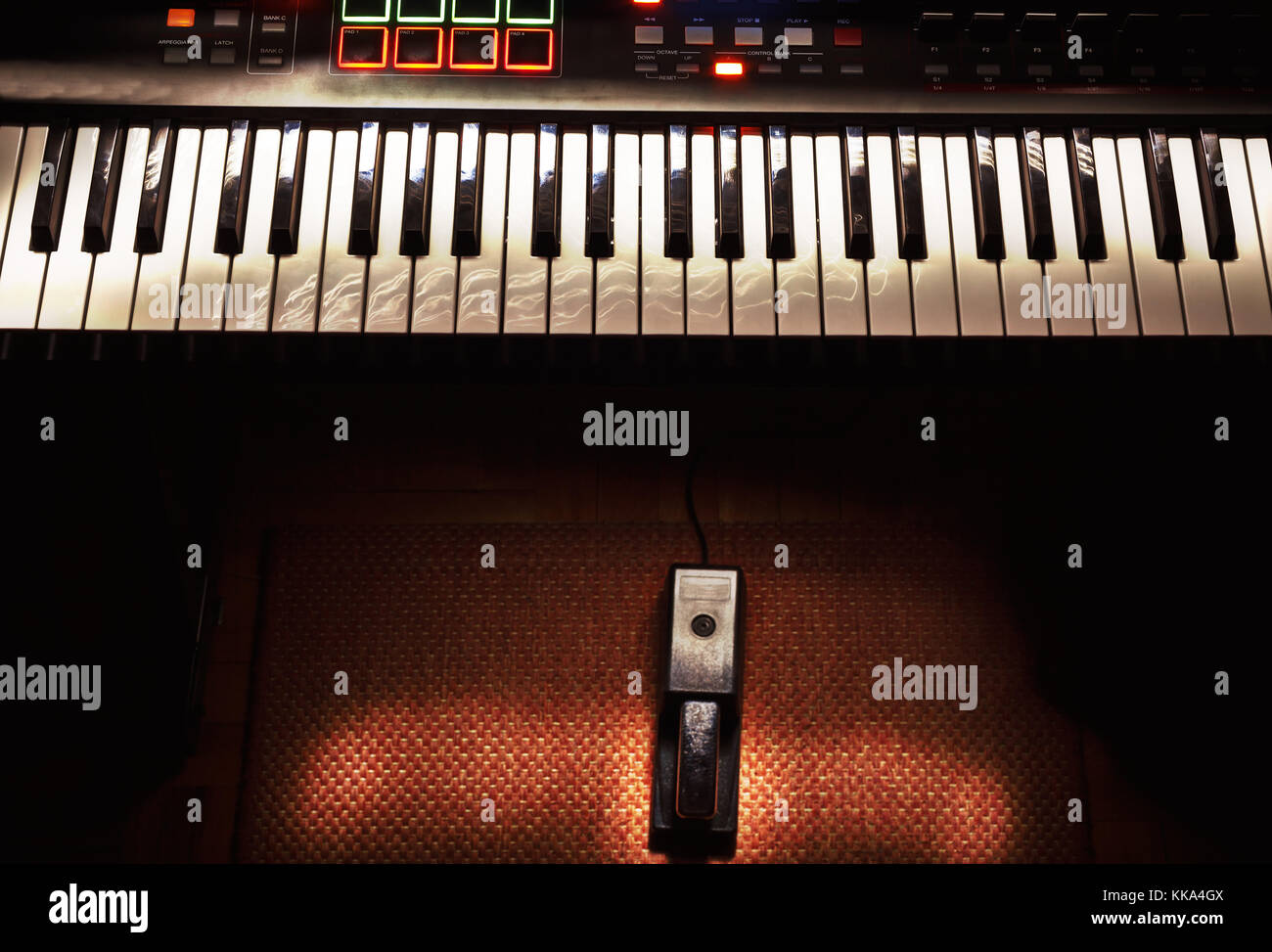 Mini estudio casero, controlador midi y pedal sustain Fotografía de