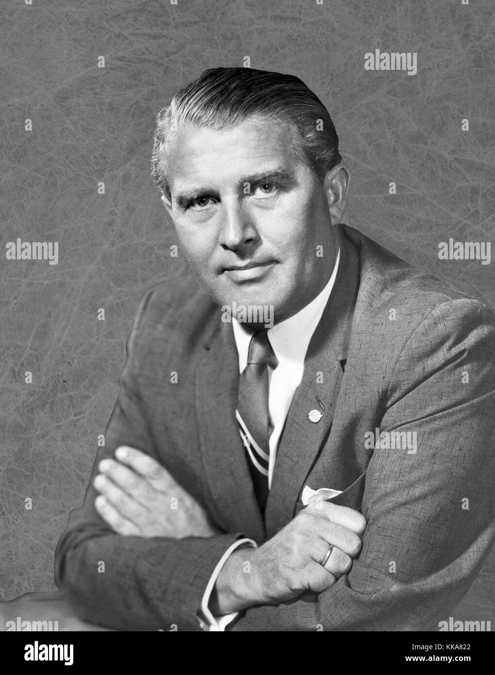 Wernher von Braun, Wernher Magnus Maximilian Freiherr von Braun, Dr. Wernher von Braun, alemán, más tarde estadounidense, ingeniero aeroespacial y arquitecto espacial, acreditaron la invención del cohete V-2 para la Alemania nazi y el Saturno V para los Estados Unidos Foto de stock