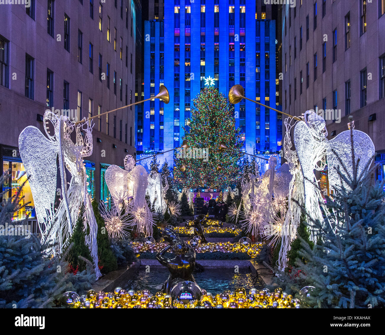 Nueva York, Estados Unidos. 29 Nov, 2017. A 75 pies de altura, el abeto de  Noruega está iluminado por más de 50,000 luces multicolores LED después de  la 85ª ceremonia de encendido