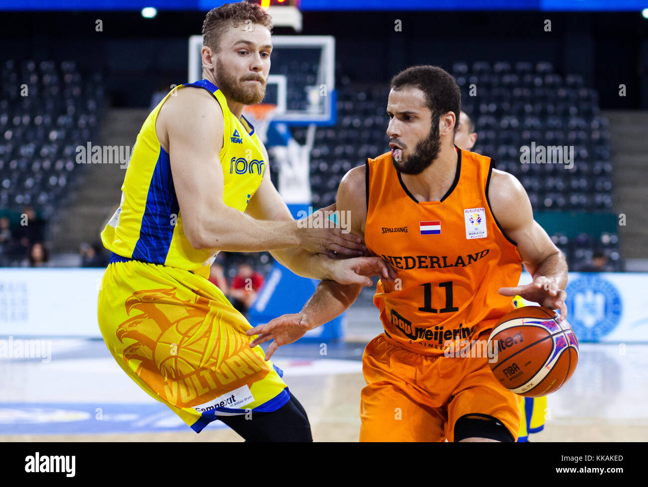 Rolland torok (l) de Rumania y Gerrit hammink de Holanda en acción durante  la Copa del Mundo de baloncesto fiba 2019 qualifier juego entre Rumania y  Holanda, CLUJ-NAPOCA, el 26 de noviembre
