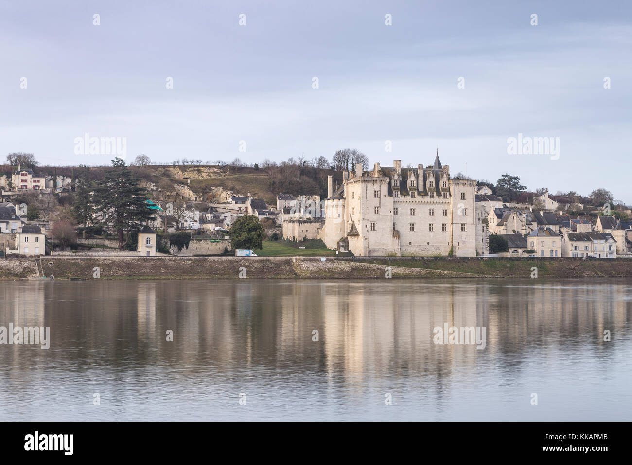 El pueblo y el castillo de montsoreau, sitio del patrimonio mundial de la UNESCO, el valle del Loira, Maine et Loire, Francia, Europa Foto de stock
