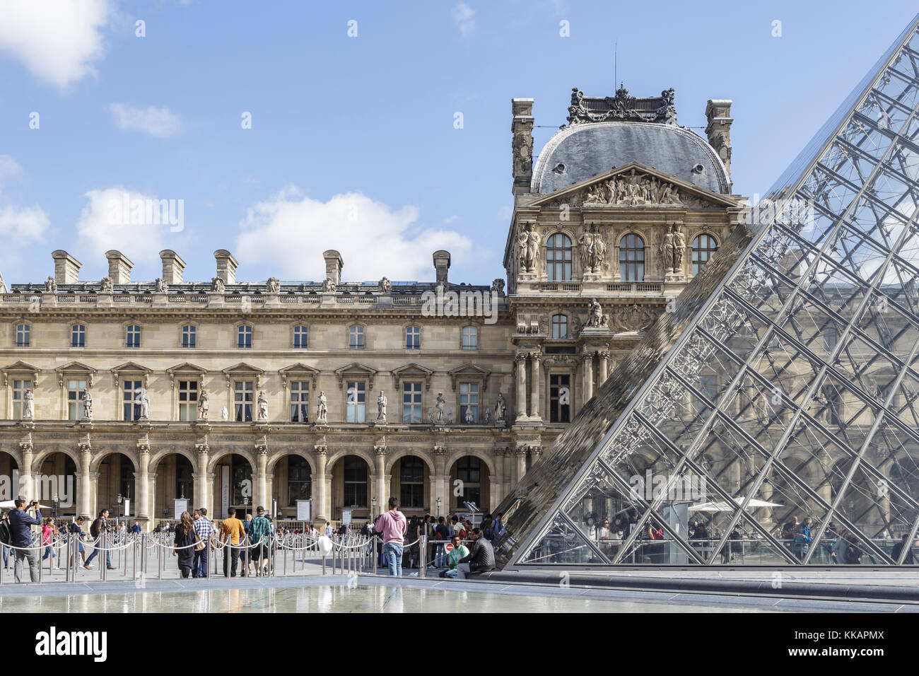 El museo del Louvre en París, Francia, Europa Foto de stock