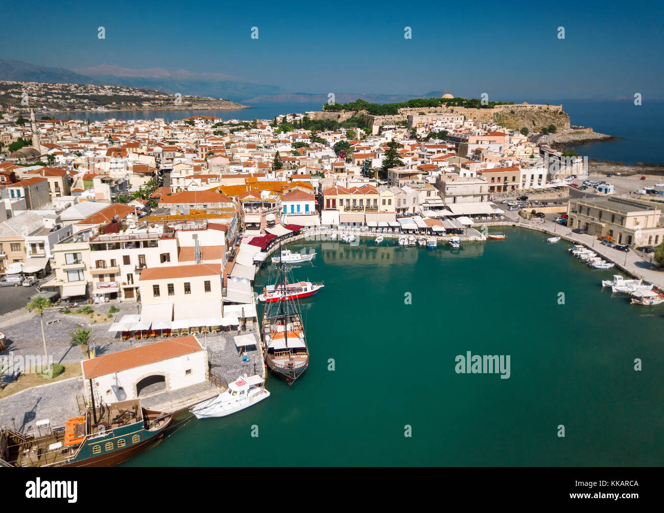 Vista aérea del casco antiguo de Rethymno, puerto veneciano y la fortaleza, en la isla de Creta, las islas griegas, Grecia, Europa Foto de stock