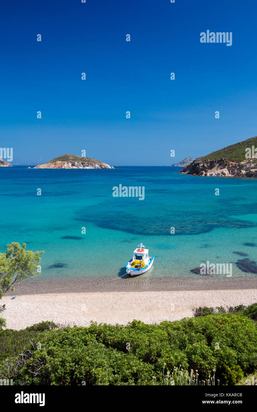 Barco de pesca amarrados en la playa, en la isla de Patmos, dodecandese, las islas griegas, Grecia, Europa Foto de stock