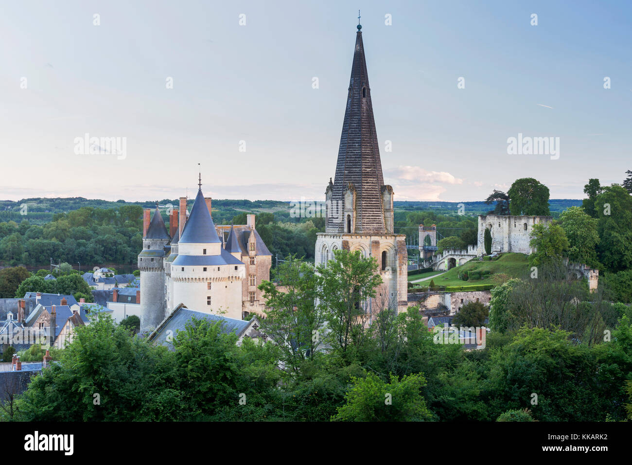 La ciudad de Langeais en Francia que se asienta a orillas del río Loira, sitio del patrimonio mundial de la UNESCO, el valle del Loira, Indre et Loire, Francia, Europa Foto de stock