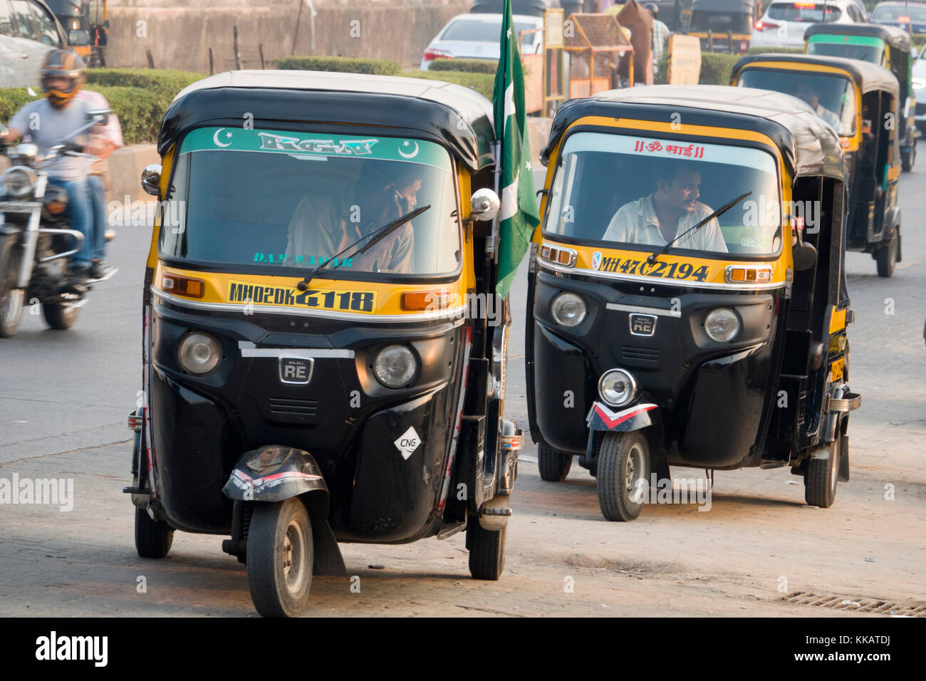 Auto ricksha taxistas esperando por pasajeros en la playa Juhu, Mumbai, India Foto de stock