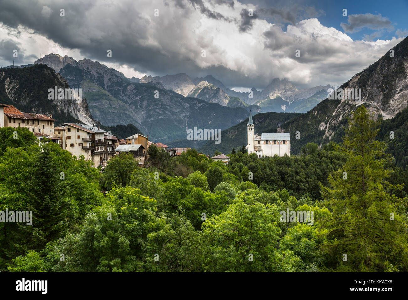 La iglesia y las montañas de fondo, Valle di Cadore, provincia de Véneto, Dolomitas, Italia, Europa Foto de stock