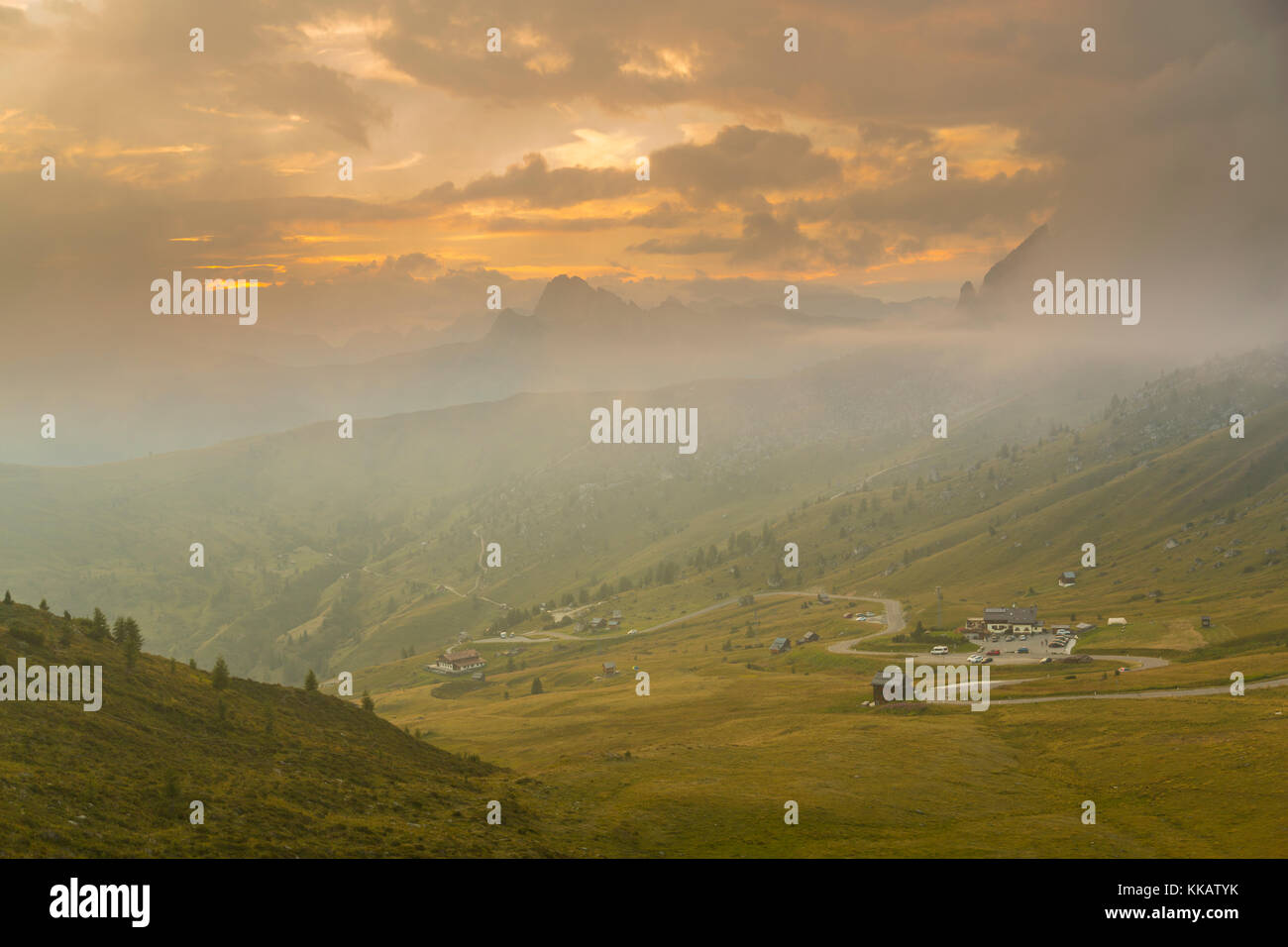 Vista del paisaje y la sinuosa carretera desde Marmolada pasar al atardecer, Tirol del Sur, Dolomitas, Italia Italia, Europa Foto de stock