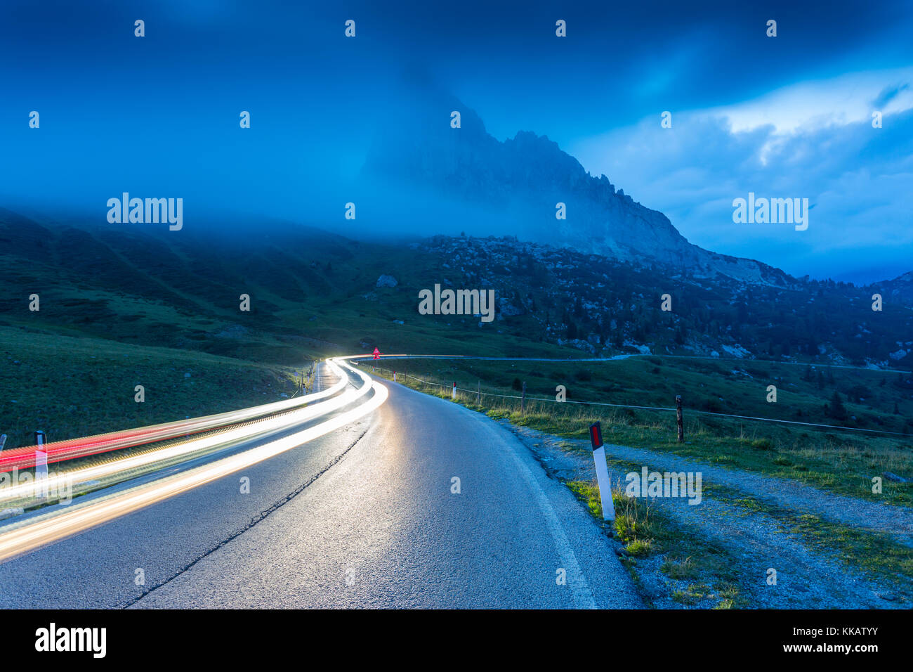 Traffic trail luces en Sella pase, Provincia de Bolzano, Tirol del Sur, Dolomitas, Italia Italia, Europa Foto de stock