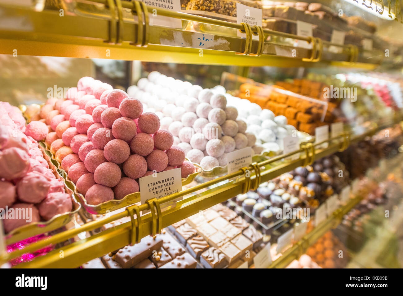 Chocolates en un escaparate, el centro comercial Harrods, Londres, Inglaterra, Gran Bretaña Foto de stock
