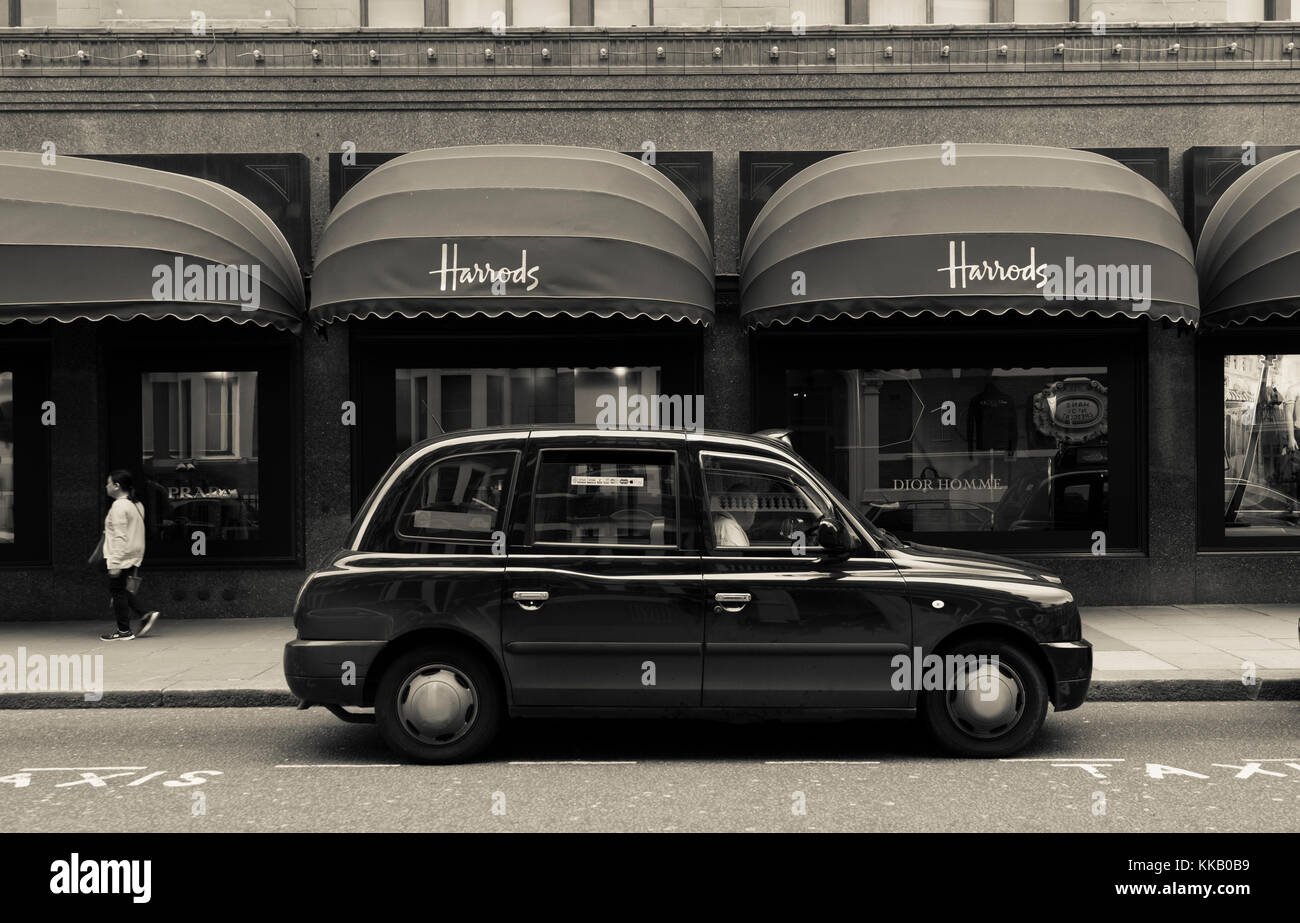 Taxi inglés, el centro comercial Harrods, Londres, Inglaterra, Gran Bretaña Foto de stock