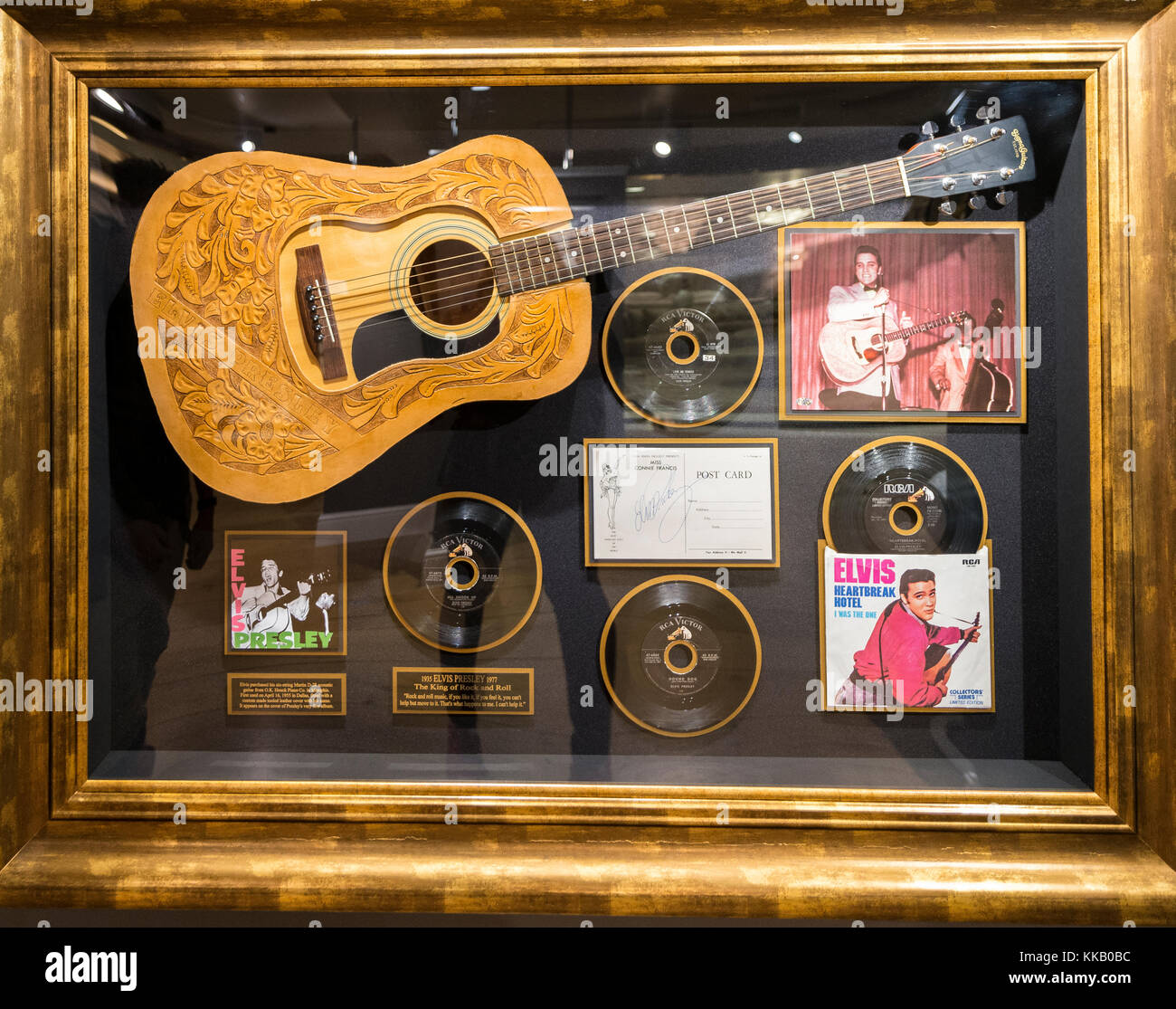 Guitarra y registros de Elvis Presley en un escaparate, el centro comercial Harrods, Londres, Inglaterra, Gran Bretaña Foto de stock